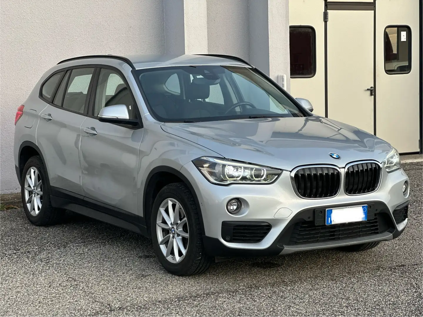 BMW X1 X1 F48 sdrive18d Business auto Šedá - 1