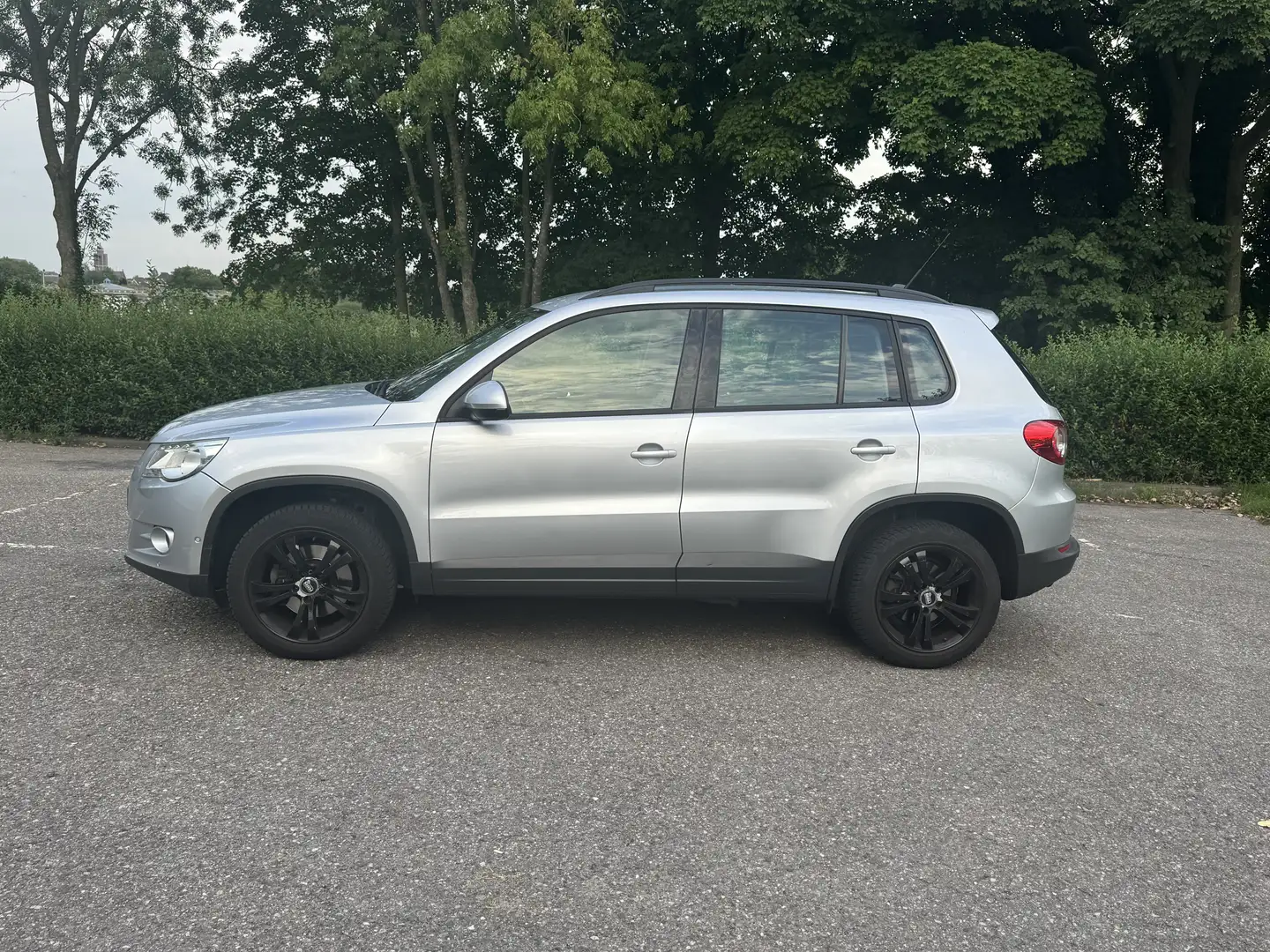 Volkswagen Tiguan 1.4 TSI Comf.&Design Grijs - 2