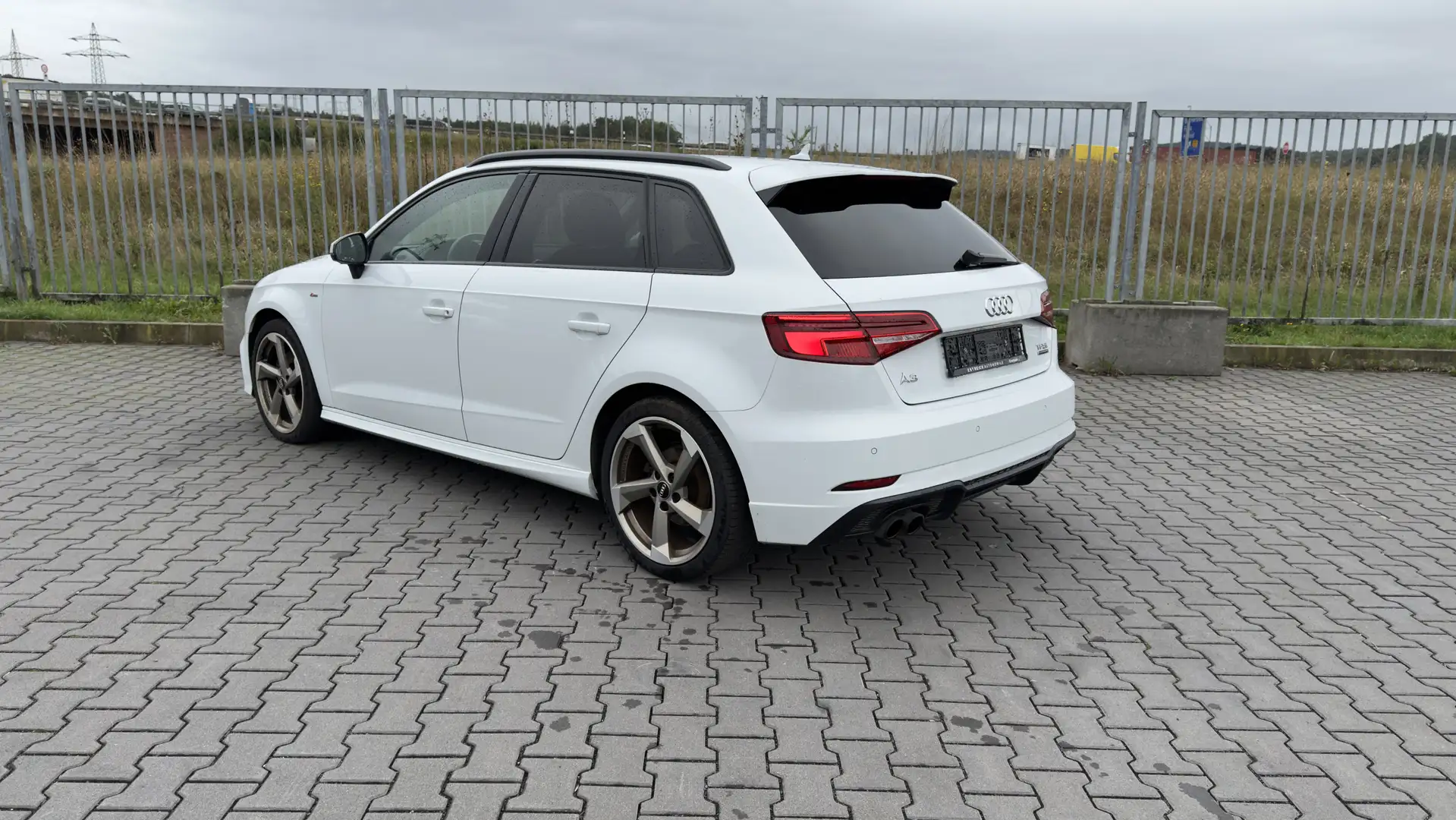 Audi A3 2.0 TFSI Quatt. S-Line Selection LED PDC SHZ Blanc - 2