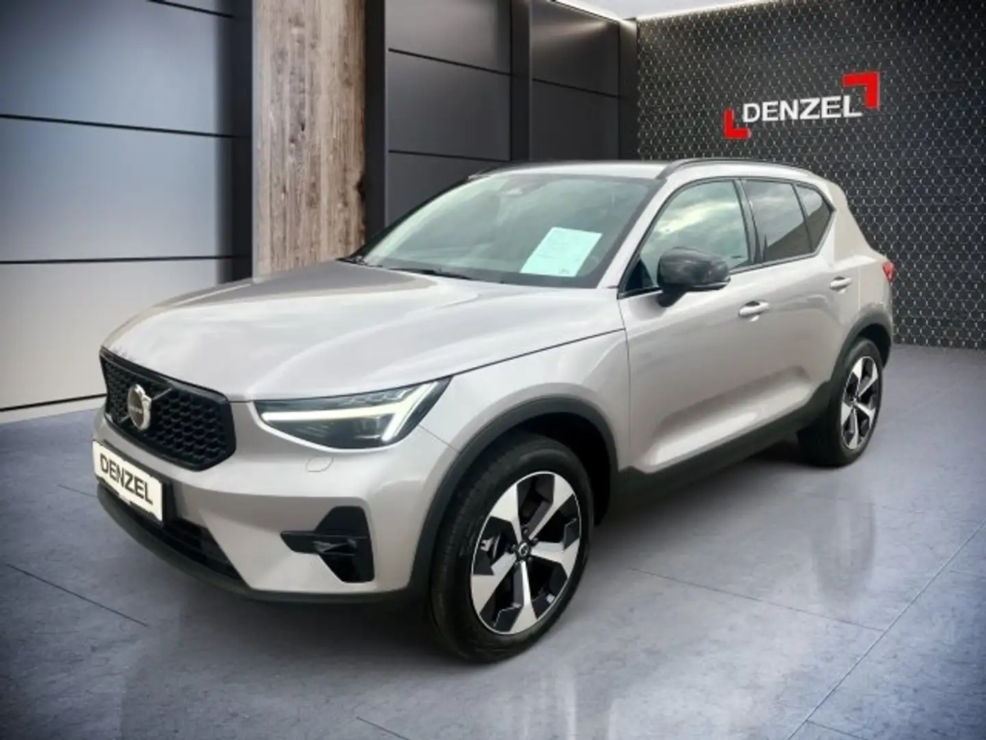 Volvo XC40 Plus, B3 Mild Hybrid, Benzin, Dark Silber - 1