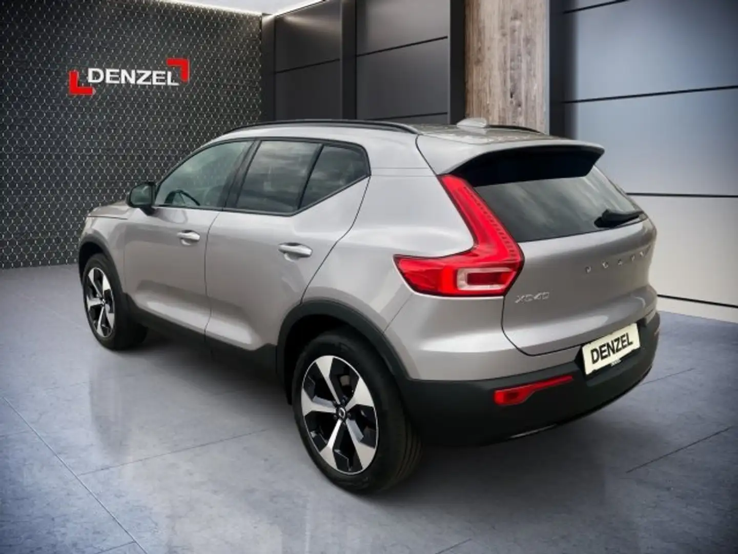 Volvo XC40 Plus, B3 Mild Hybrid, Benzin, Dark Silber - 2