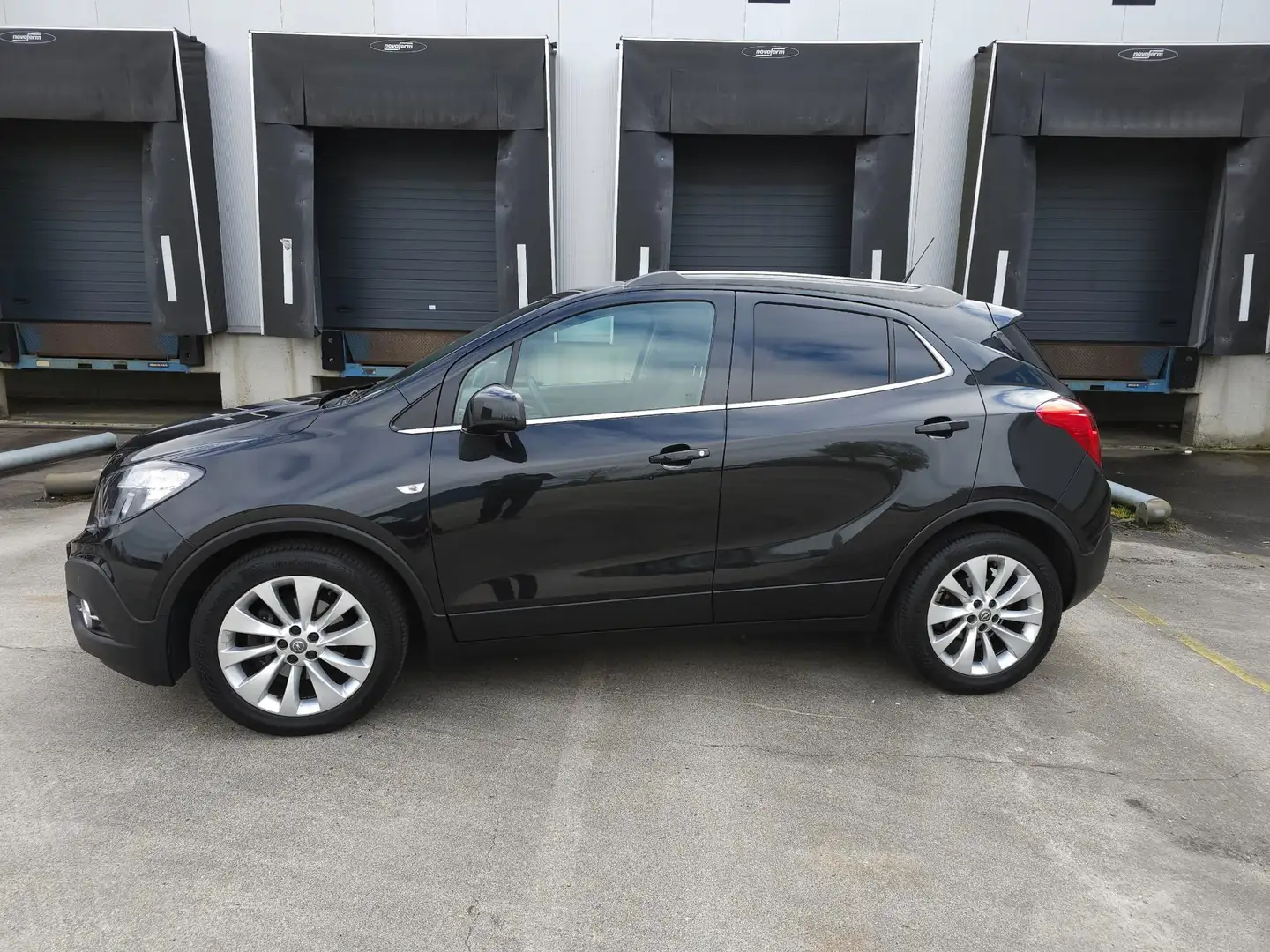 Opel Mokka 1.4 T Cosmo uitvoering / Navi / NAP / Trekhaak Zwart - 2