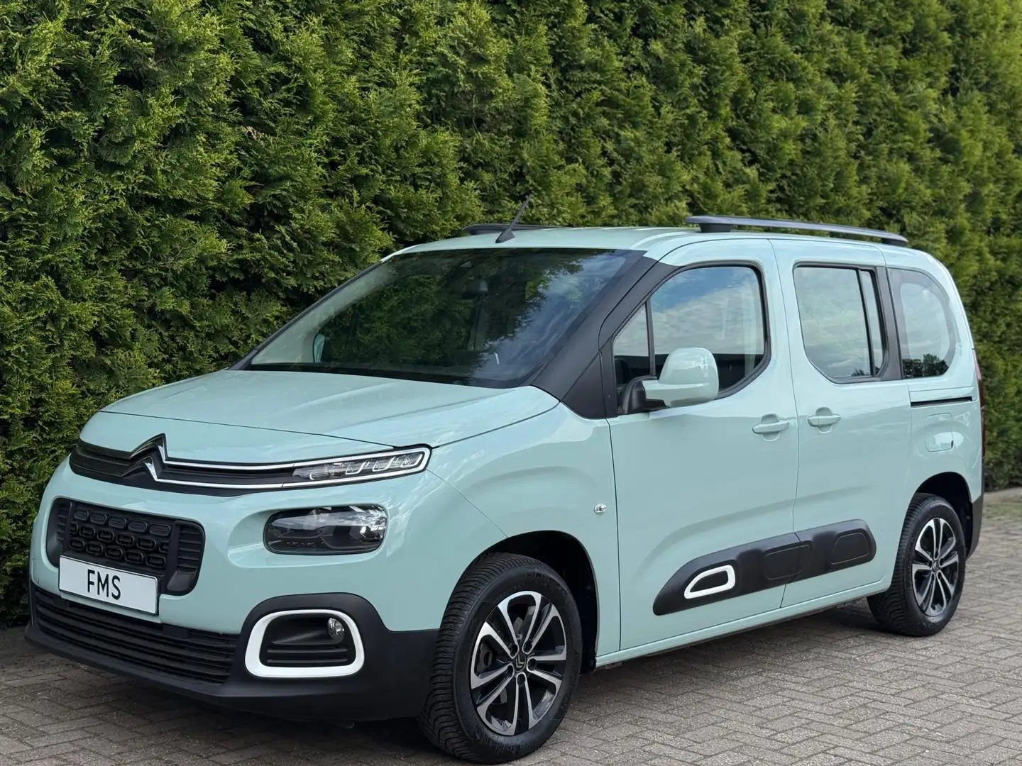 Citroen Berlingo 1.2 PureTech Shine CarPlay Groen - 1