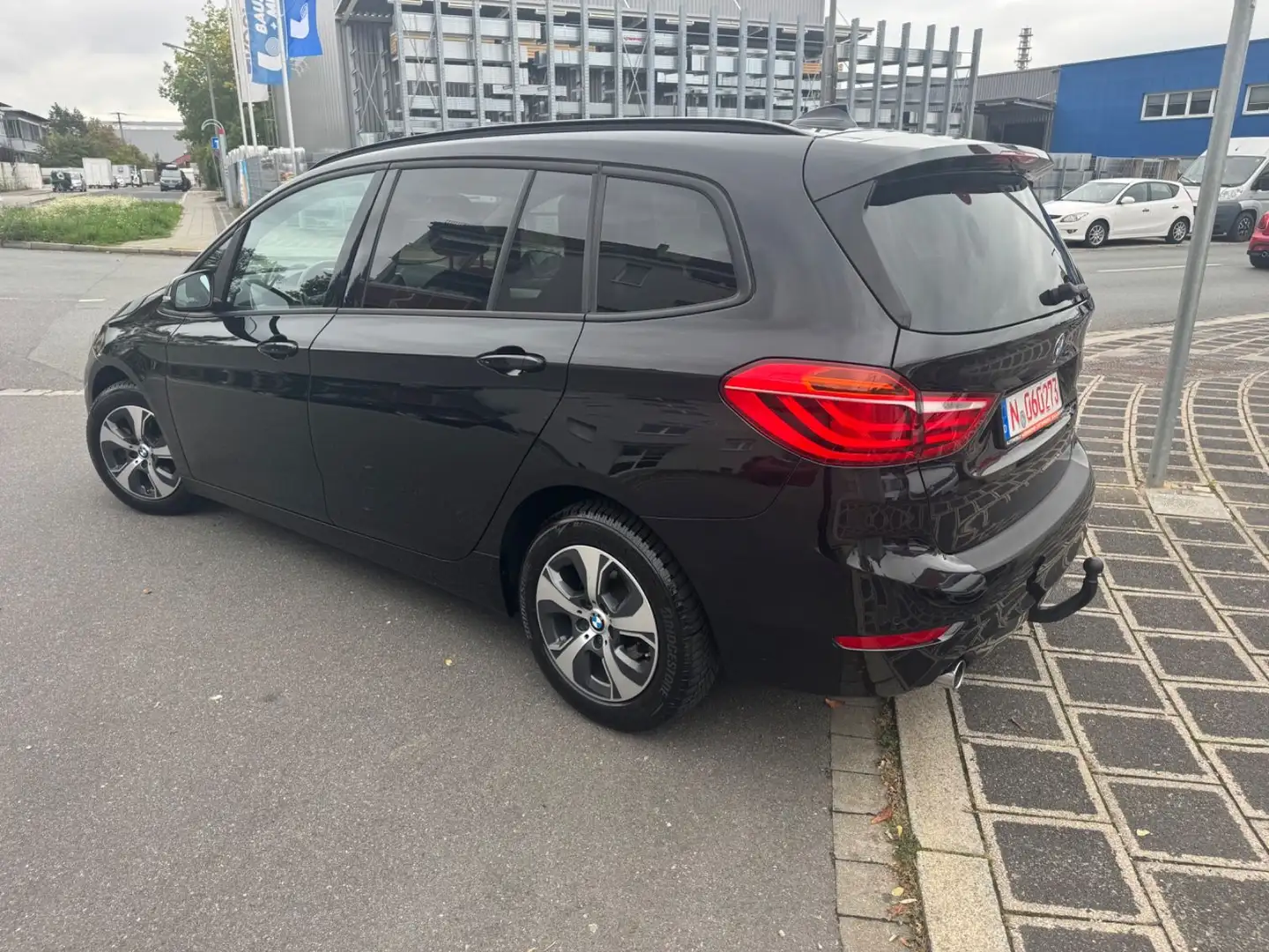 BMW 218 Baureihe 2 Gran Tourer 218 i Advantage Schwarz - 2