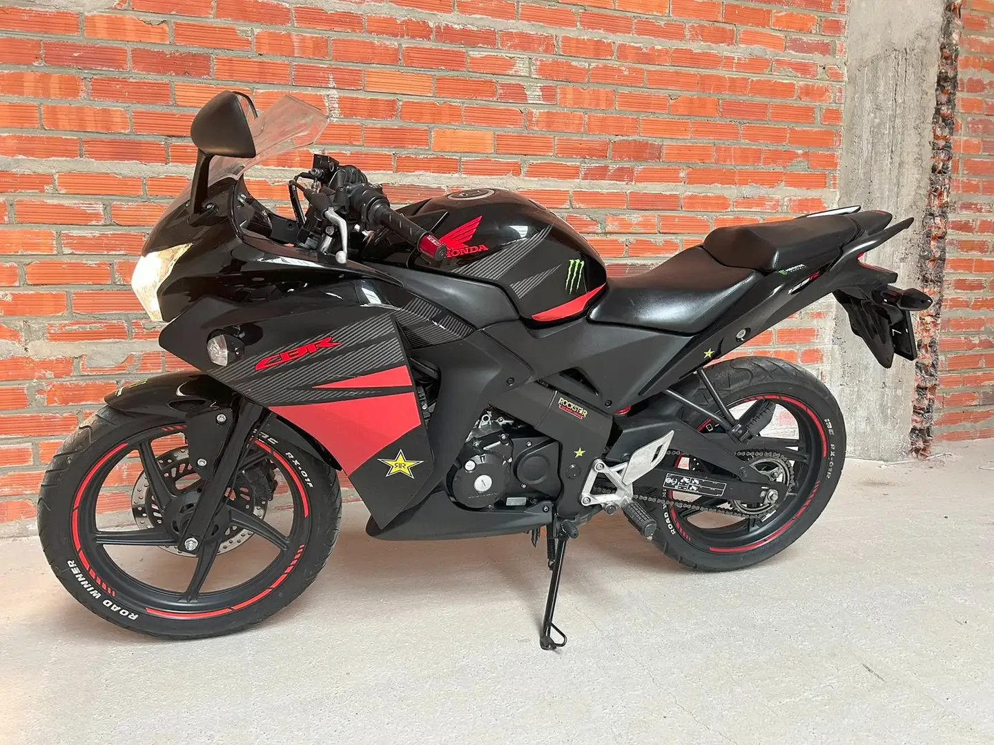 Honda CBR 125 CBR125 R Schwarz - 1
