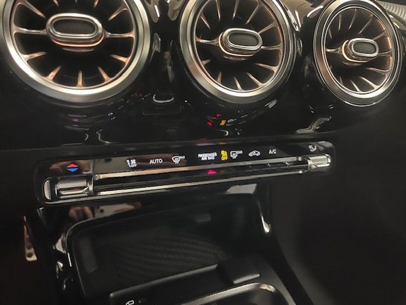 Mercedes-Benz A 200 AMG-Line Multibeam Burmester Memory — photo 11