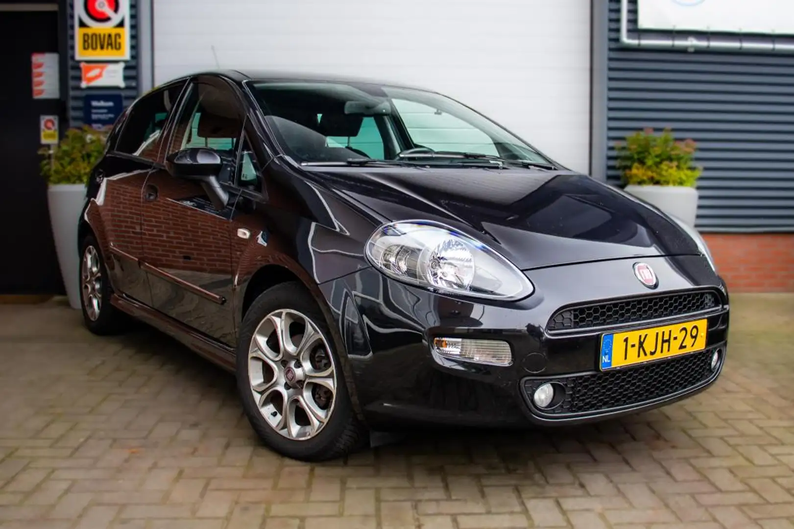 Fiat Punto Evo 1.3 M-Jet Lounge Zwart - 1