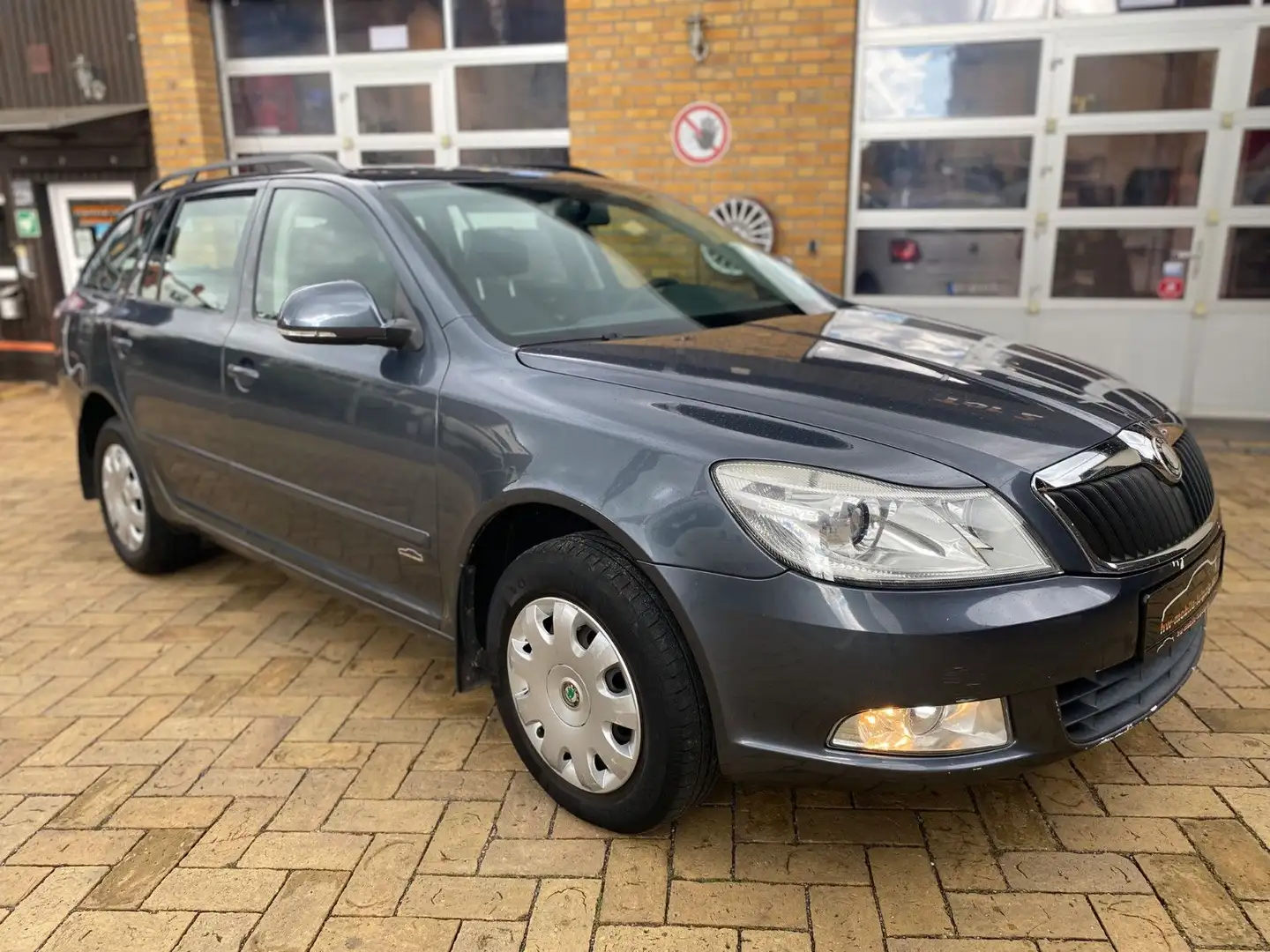 Skoda Octavia 1.9 TDI Ambiente 4X4 Klima SHZ AHK PDC Grau - 1