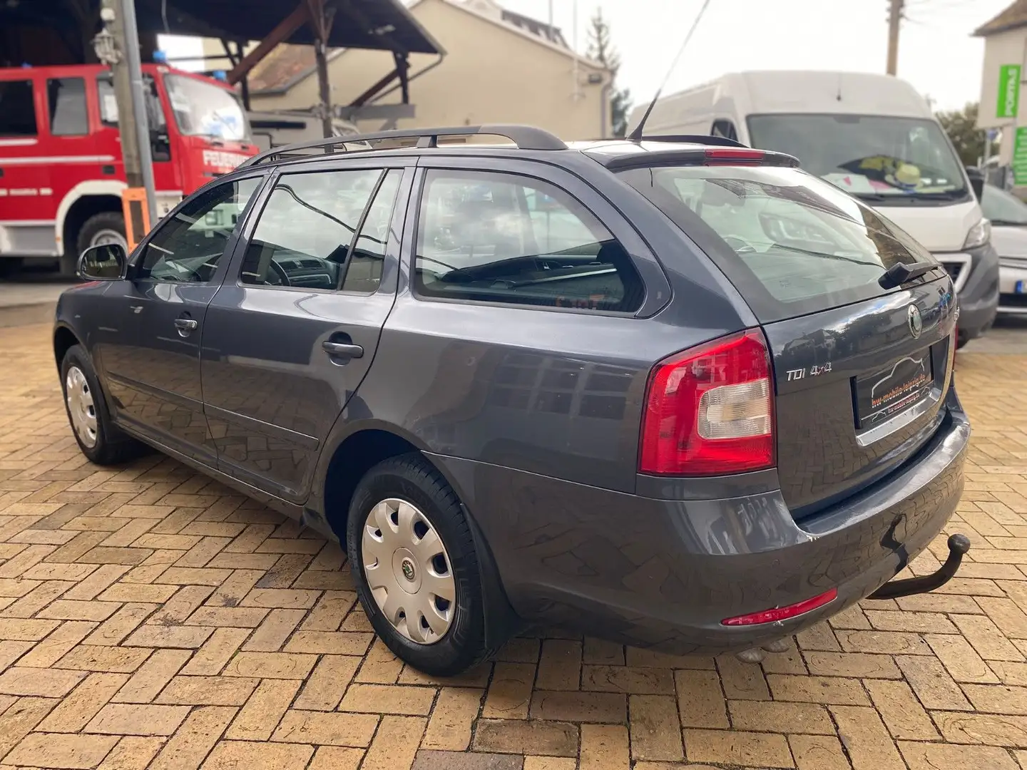 Skoda Octavia 1.9 TDI Ambiente 4X4 Klima SHZ AHK PDC Grau - 2