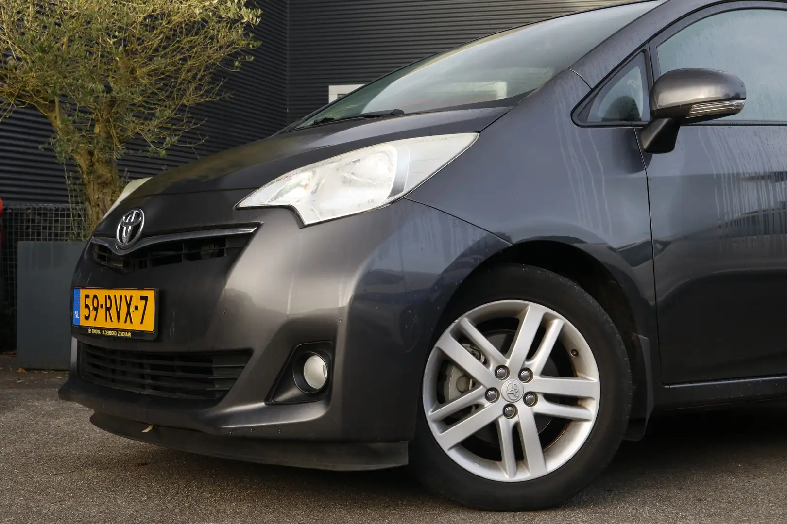 Toyota Verso-S 1.3 VVT-i Dynamic Grijs - 2