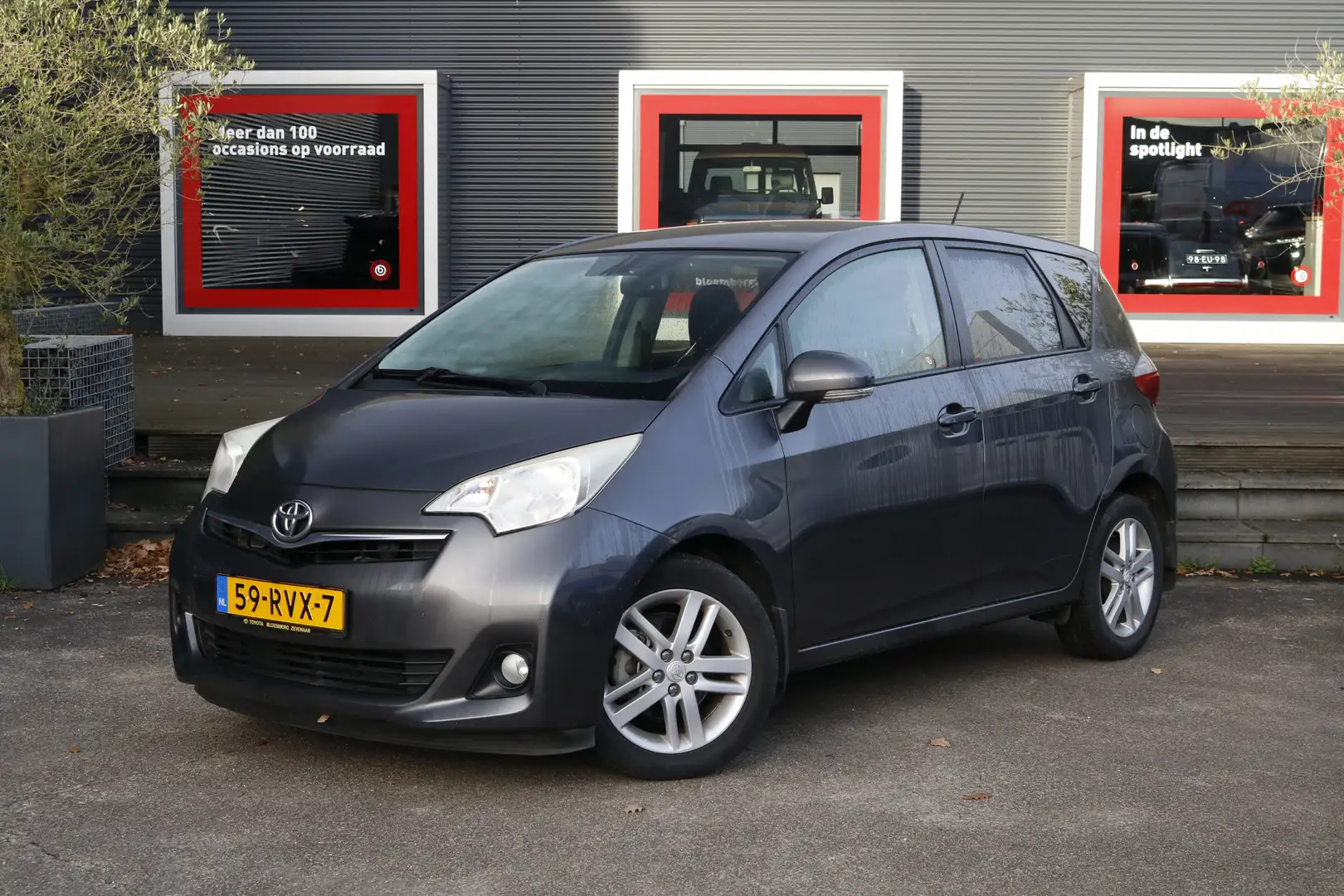 Toyota Verso-S 1.3 VVT-i Dynamic Grijs - 1