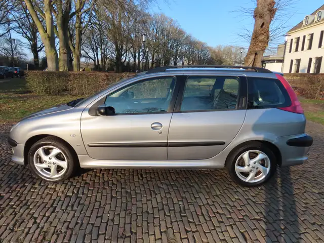 Peugeot 206 view 2
