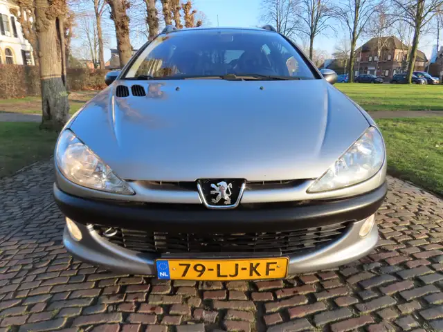 Peugeot 206 view 7
