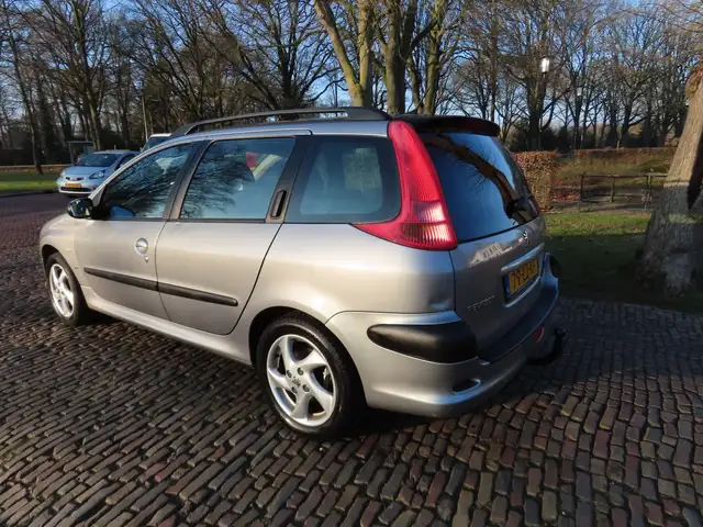 Peugeot 206 view 6