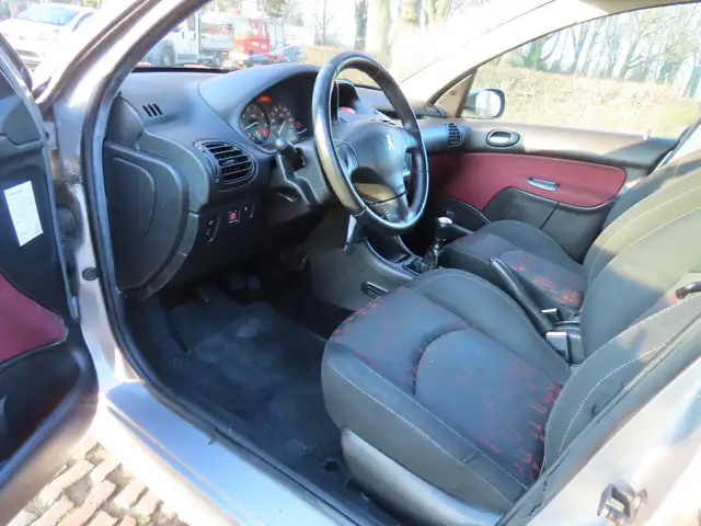 Peugeot 206 view 8