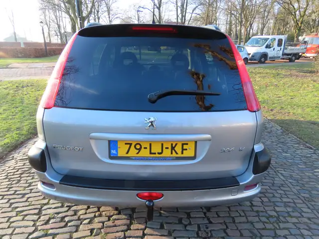 Peugeot 206 view 4