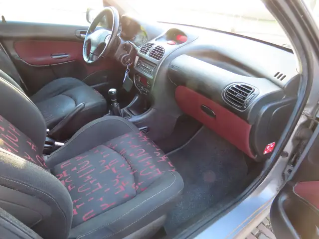Peugeot 206 view 9