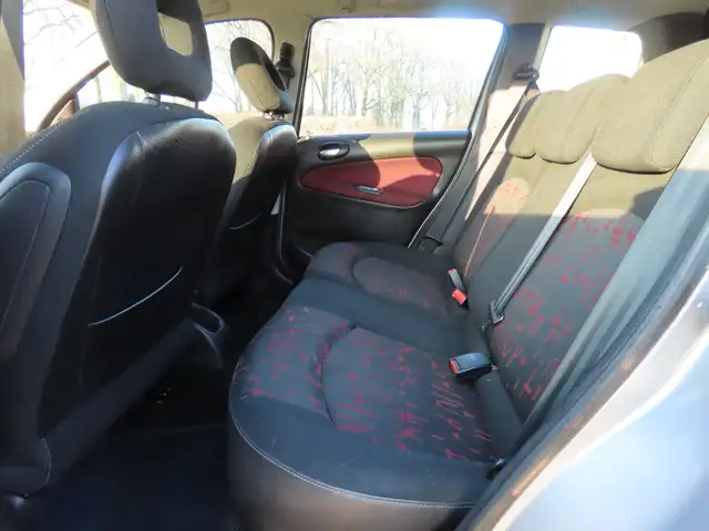 Peugeot 206 view 10