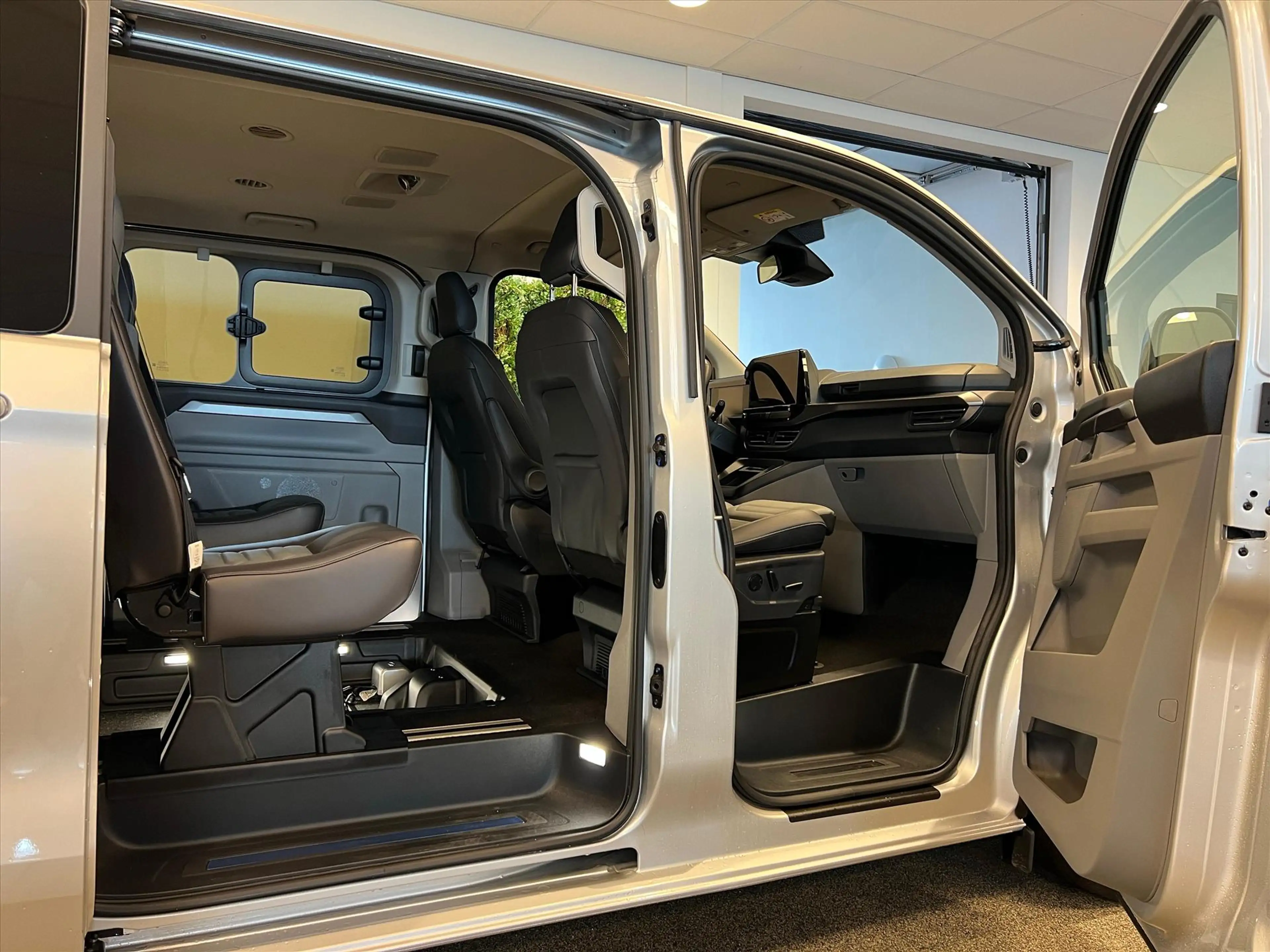 Ford Tourneo Custom L2H1 Rolstoelbus Bodemverlaging XXL (147cm) — photo 9