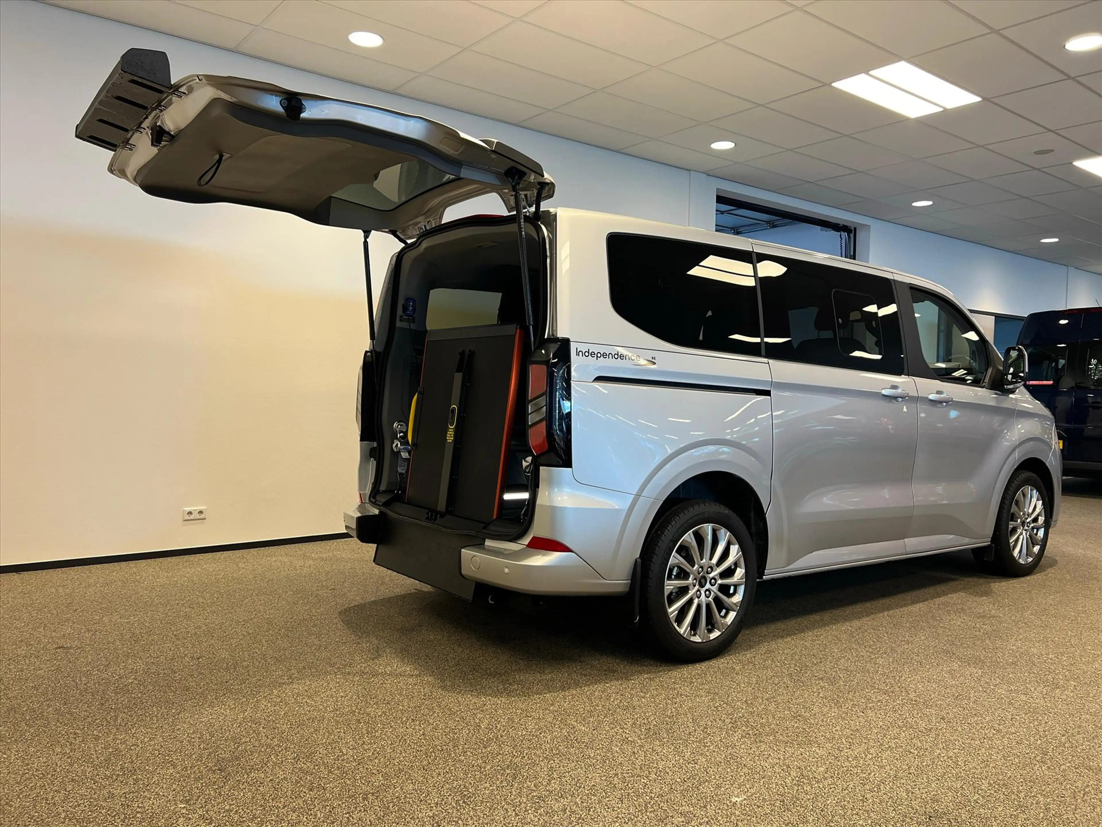 Ford Tourneo Custom L2H1 Rolstoelbus Bodemverlaging XXL (147cm) — photo 10
