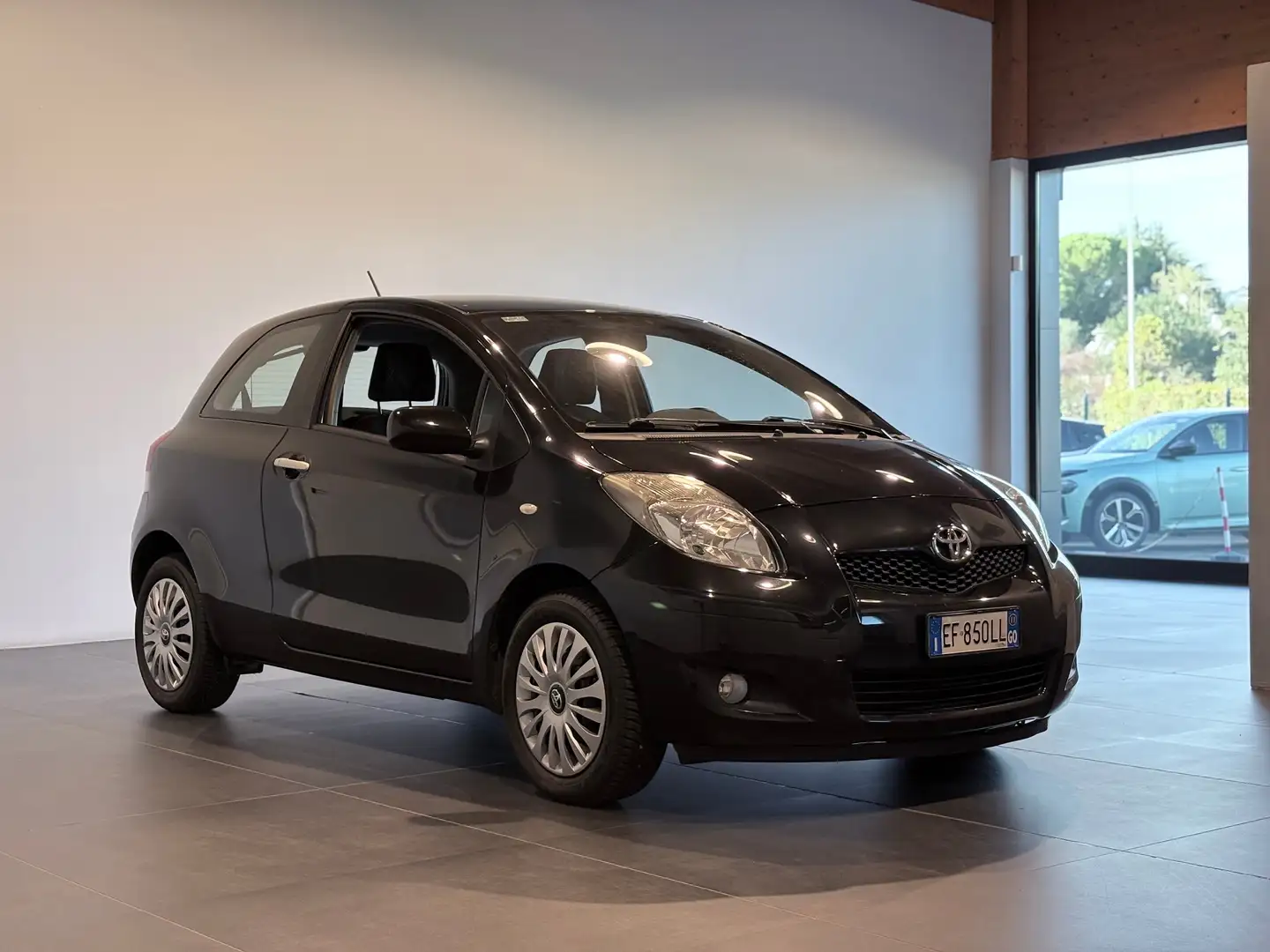 Toyota Yaris Yaris II 2005 3p 1.0 Sol c/vsc+trc Nero - 2