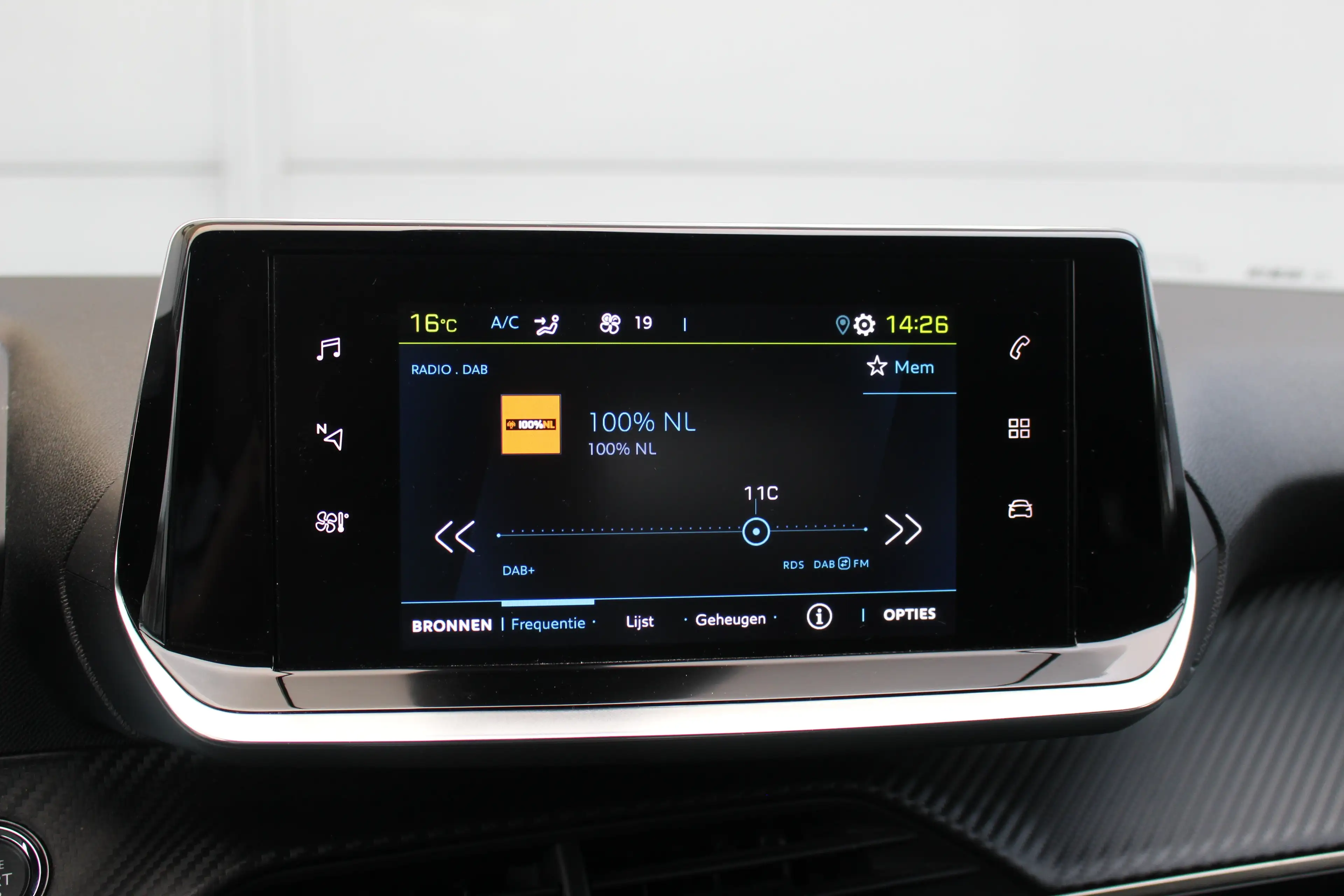 Peugeot e-208 EV Allure Pack 50 kWh — photo 22