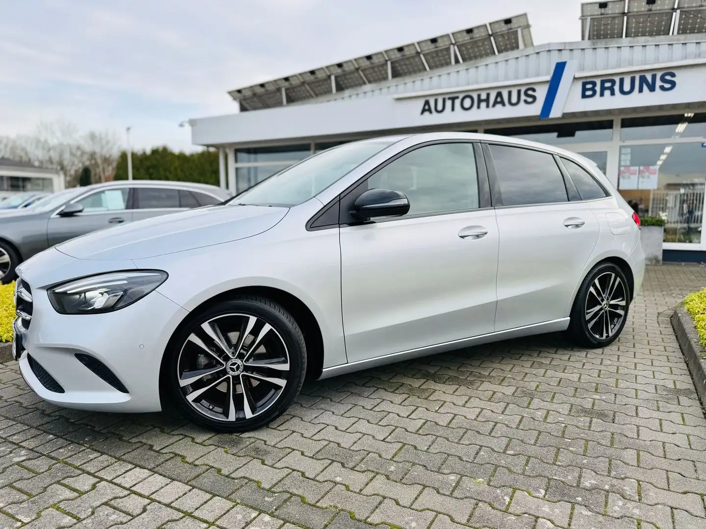 Mercedes-Benz B 180 PROGRESSIVE & NIGHT, Automatik, AHK, LED, Navi, SH Argent - 2