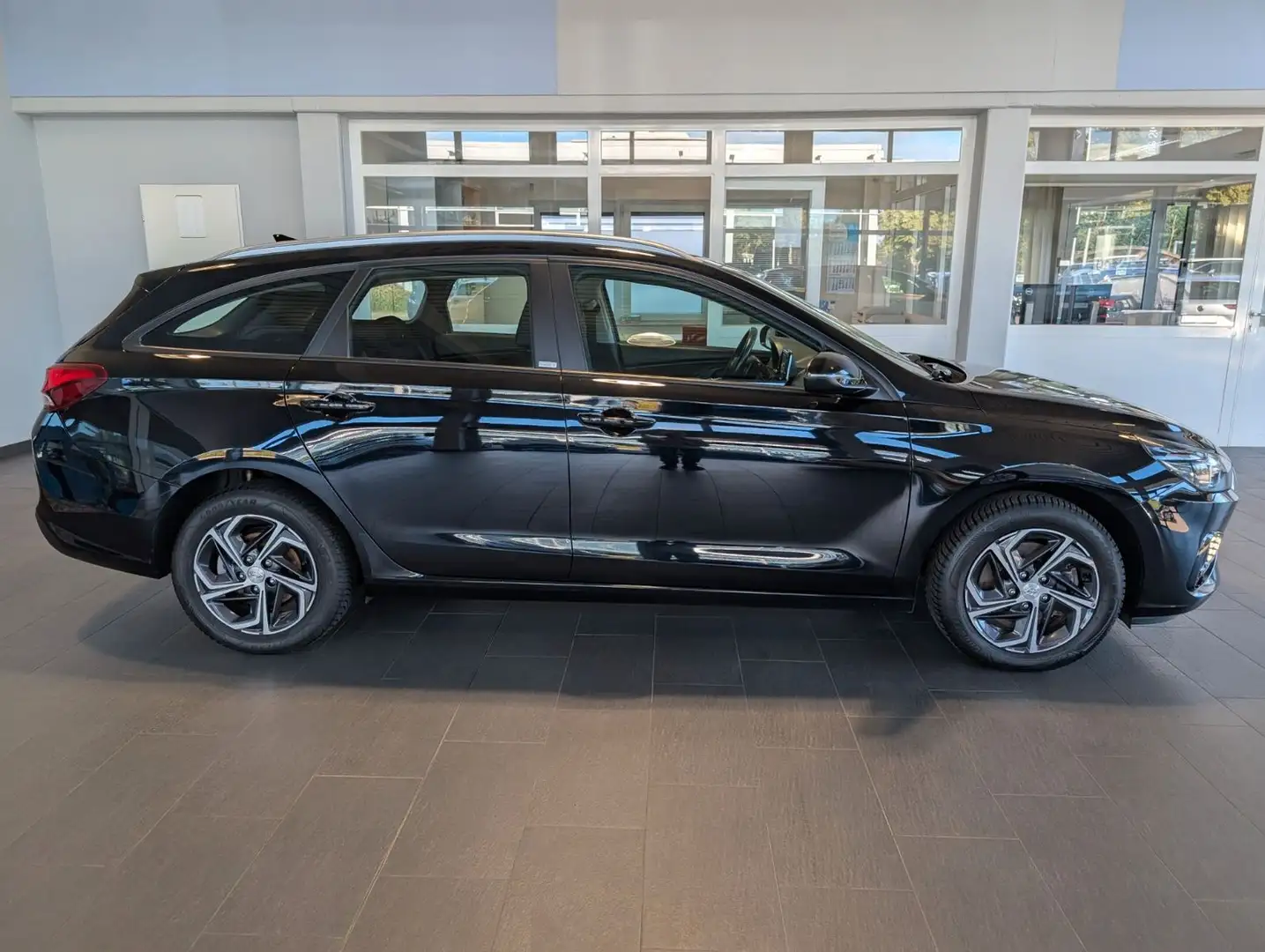 Hyundai i30 CRDi Aut*Kamera*CarPlay*Sitzheizung*Tempomat Schwarz - 2