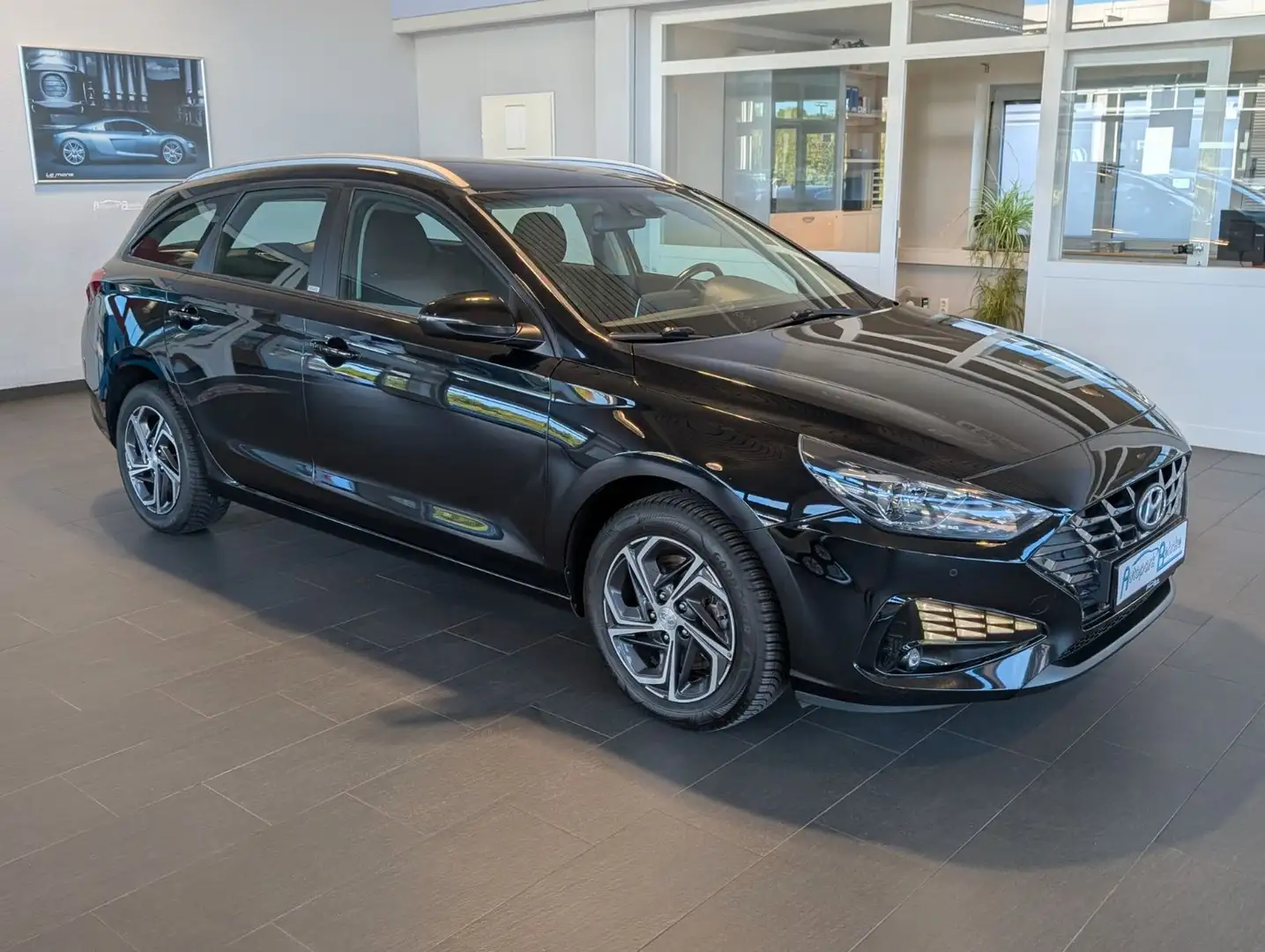 Hyundai i30 CRDi Aut*Kamera*CarPlay*Sitzheizung*Tempomat Schwarz - 1