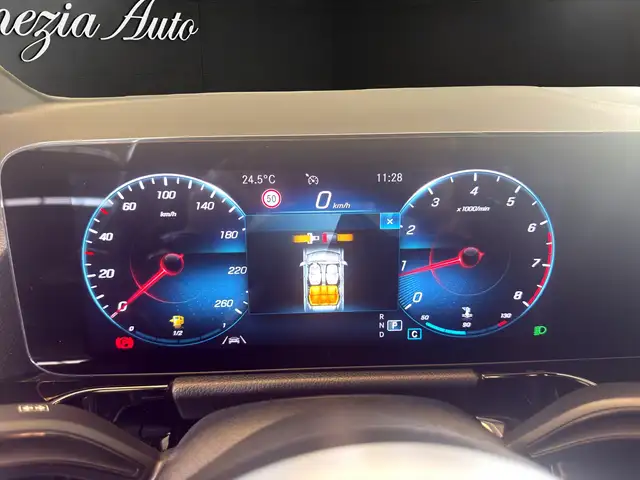 Mercedes-Benz GLA view 11