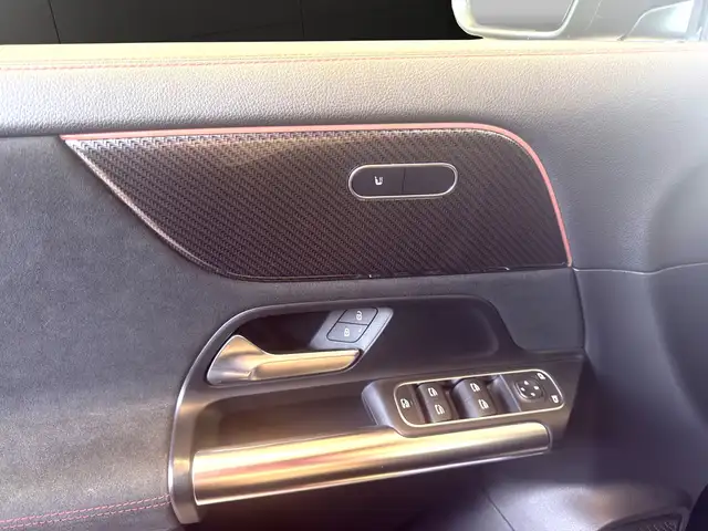 Mercedes-Benz GLA view 14