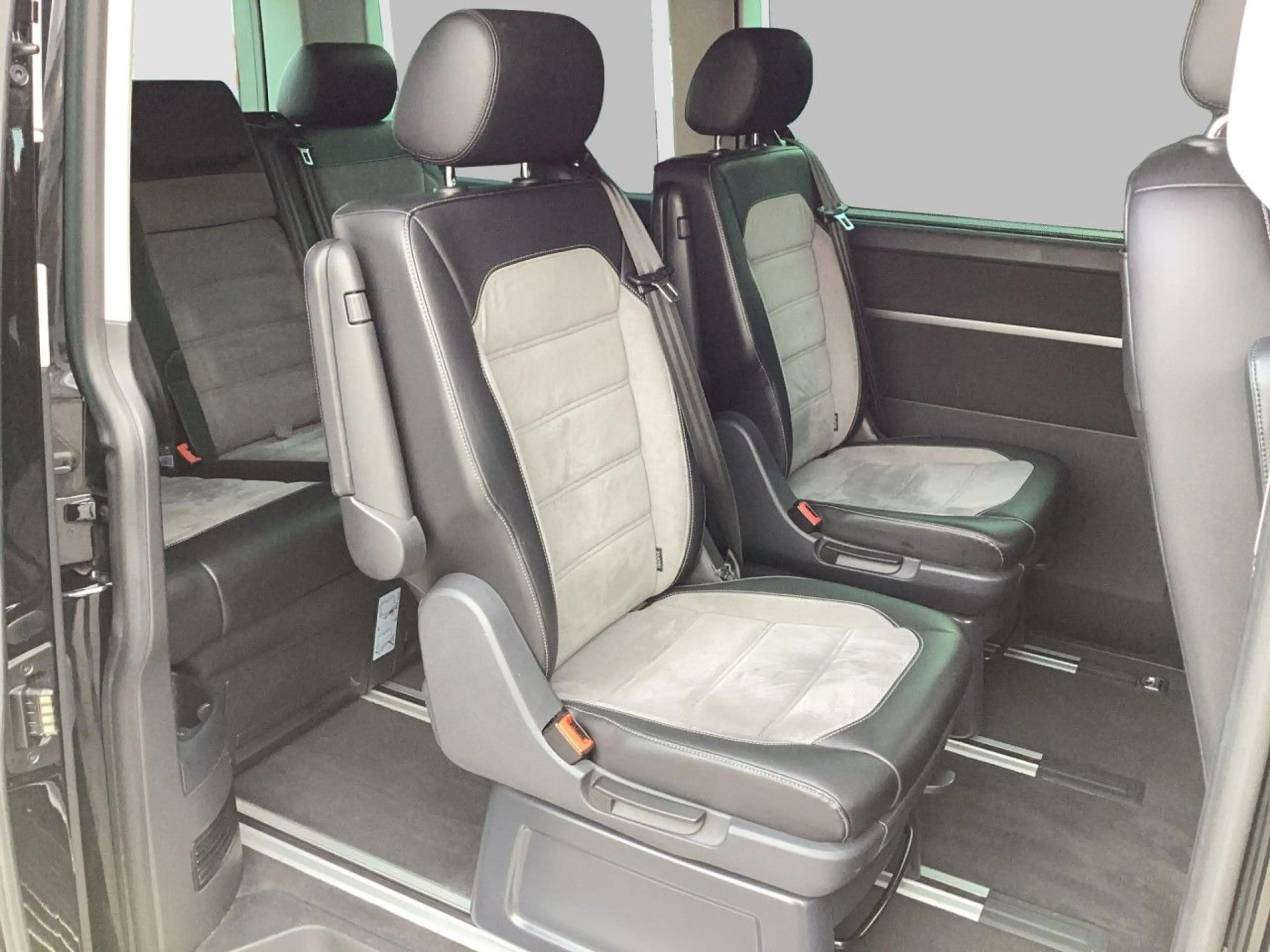 Volkswagen T6.1 Multivan Generation SIX 2.0 TDI DSG 7-Sitze — photo 14