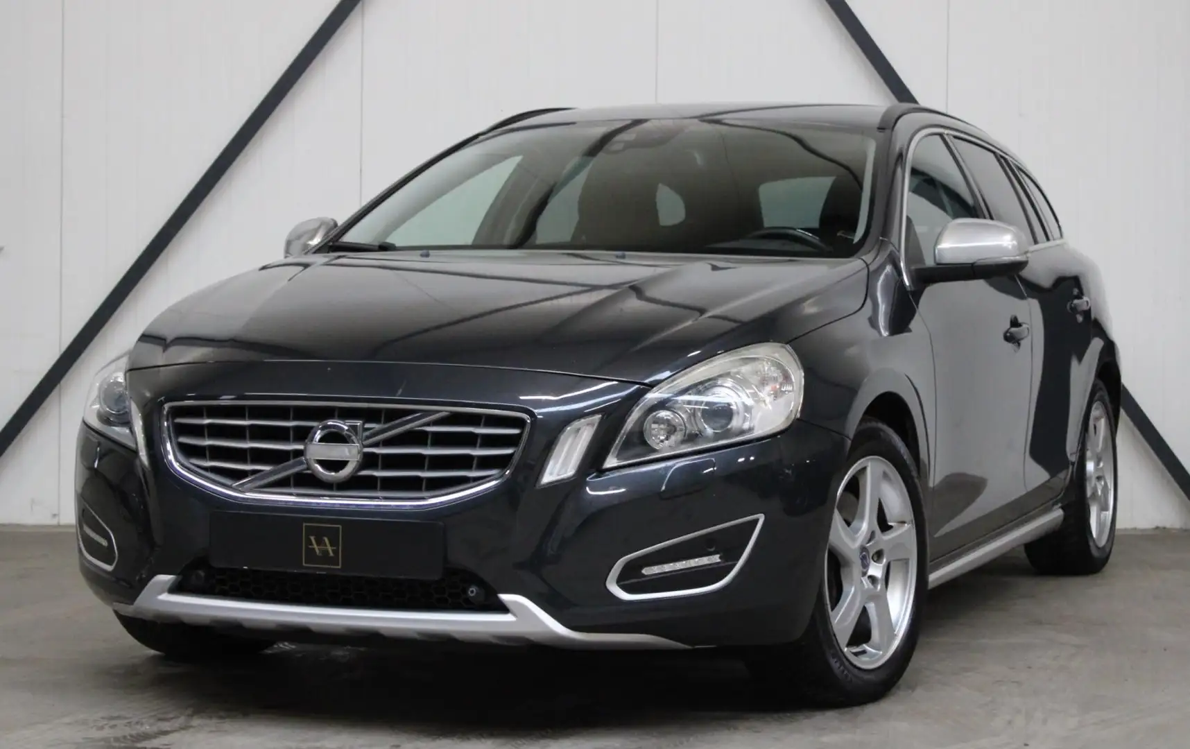 Volvo V60 2.0 T Momentum 203 PK l Xenon l LED l NAVI l Bluet Grijs - 1