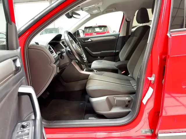 Volkswagen T-Roc view 8