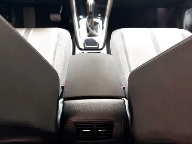Volkswagen T-Roc view 14