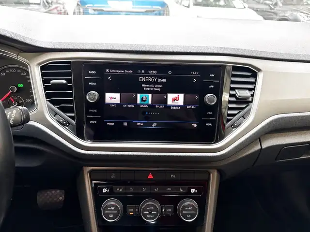 Volkswagen T-Roc view 11
