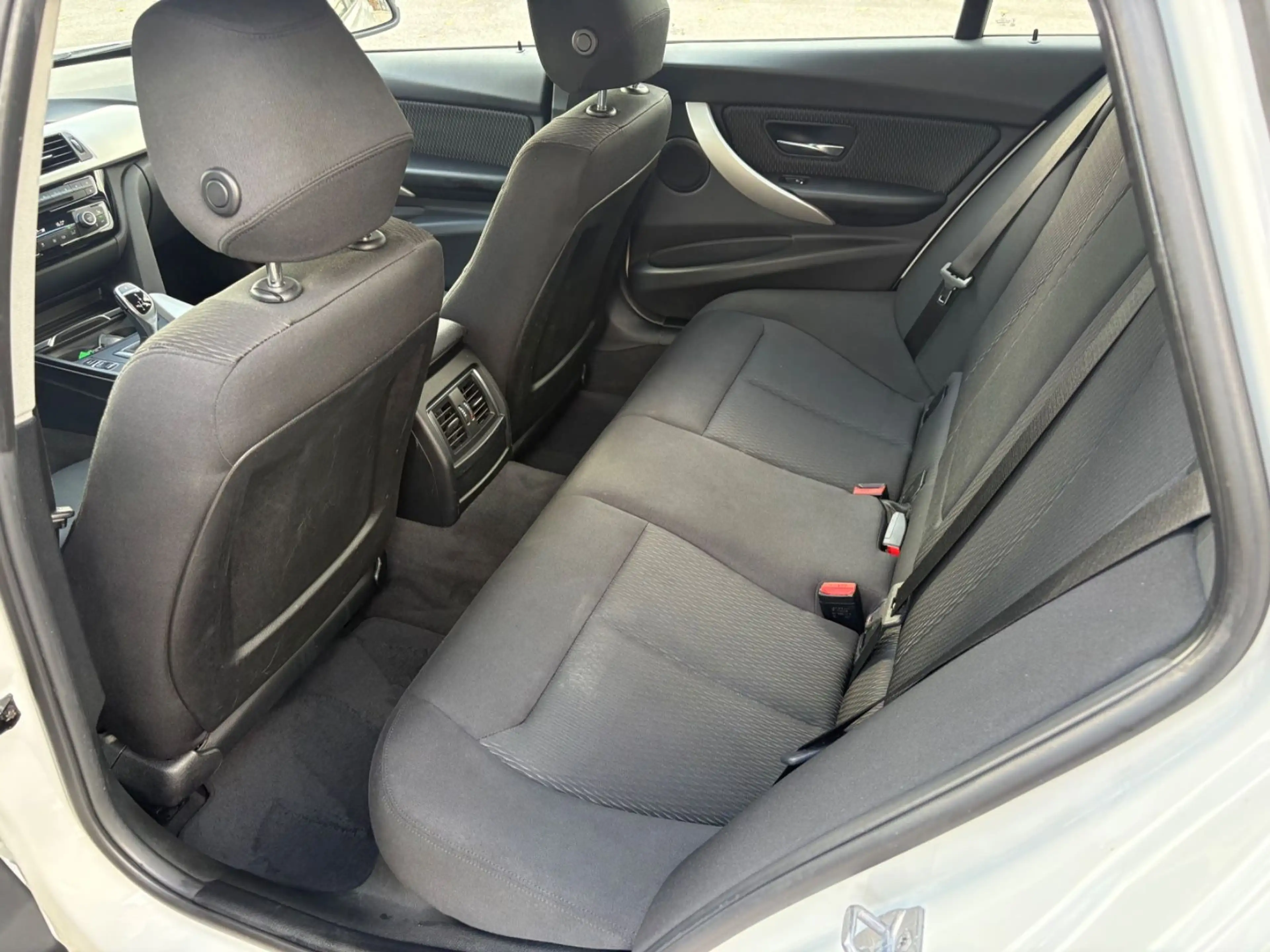 BMW 320 i Touring Aut.~ Navi ~ 73.000 Km ~ LED ~ 2.Hd — photo 12