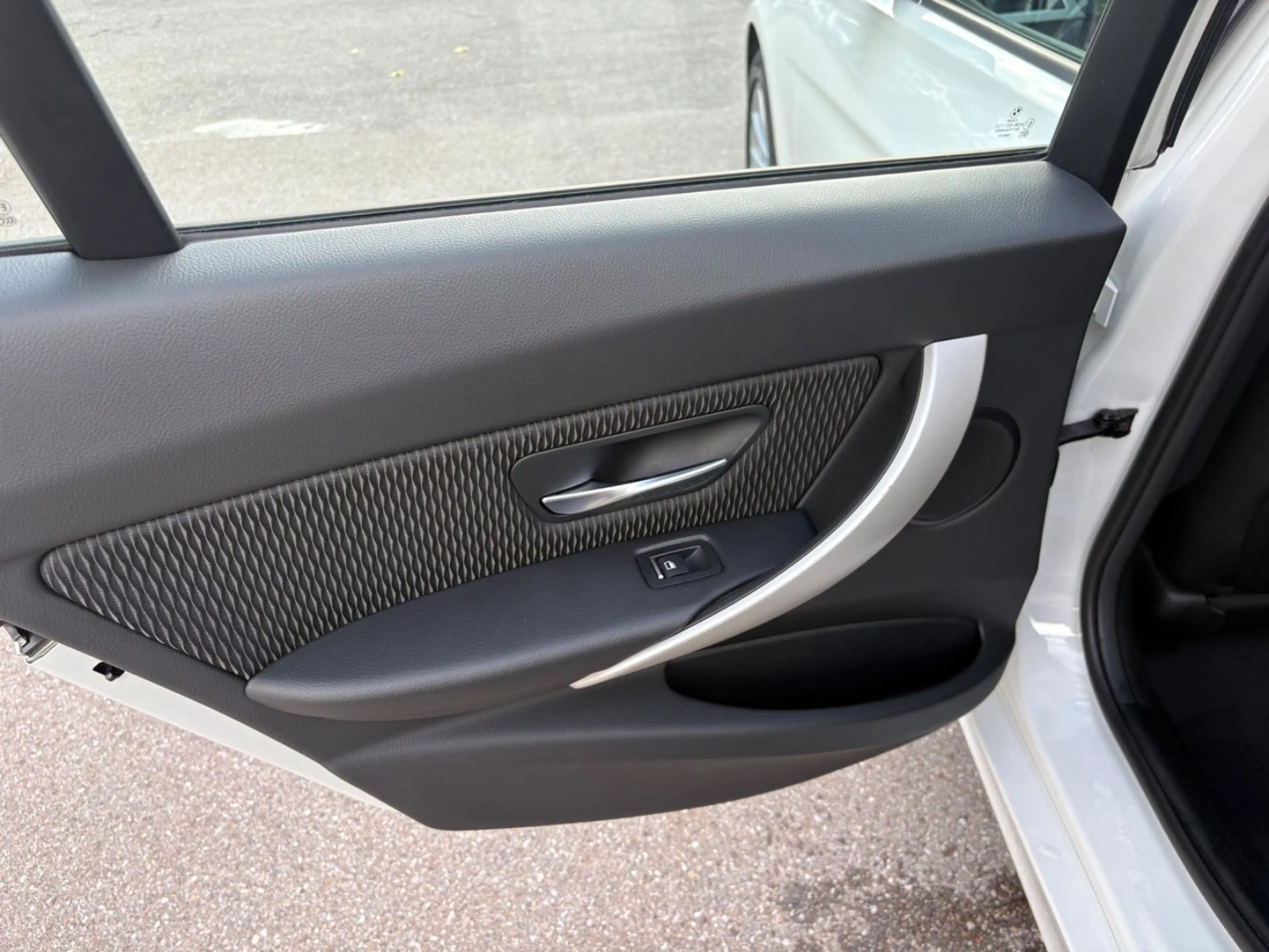 BMW 320 i Touring Aut.~ Navi ~ 73.000 Km ~ LED ~ 2.Hd — photo 13