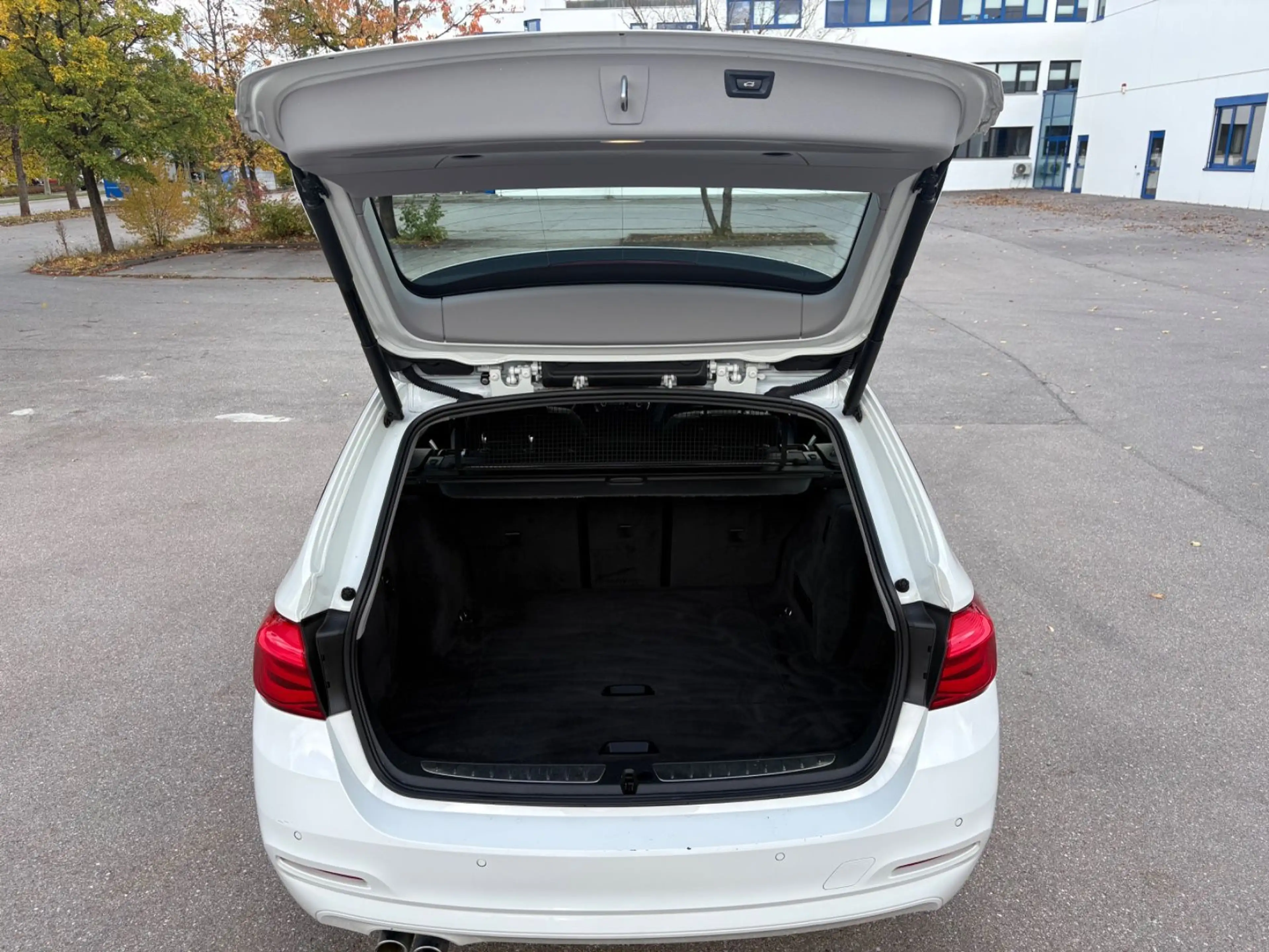 BMW 320 i Touring Aut.~ Navi ~ 73.000 Km ~ LED ~ 2.Hd — photo 15
