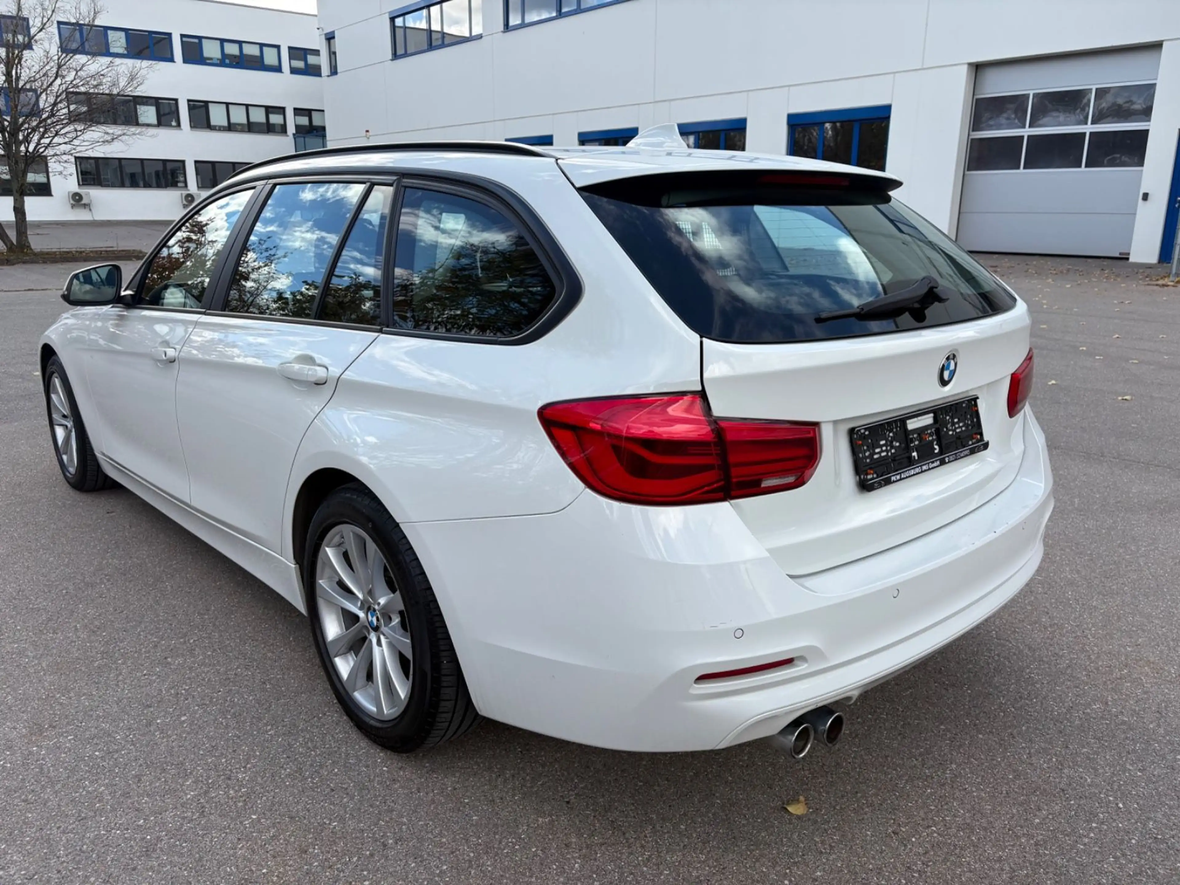 BMW 320 i Touring Aut.~ Navi ~ 73.000 Km ~ LED ~ 2.Hd — photo 4