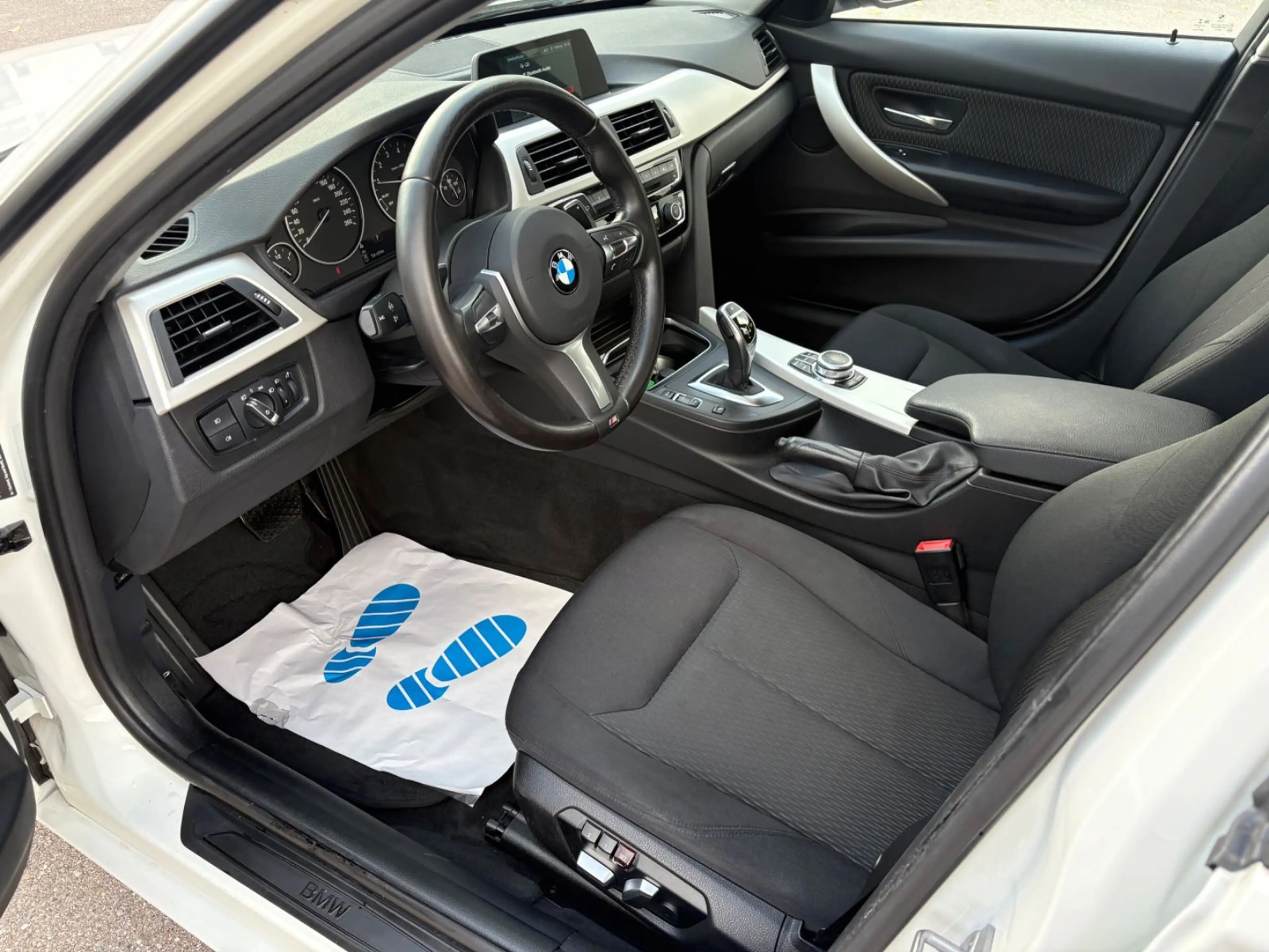 BMW 320 i Touring Aut.~ Navi ~ 73.000 Km ~ LED ~ 2.Hd — photo 9