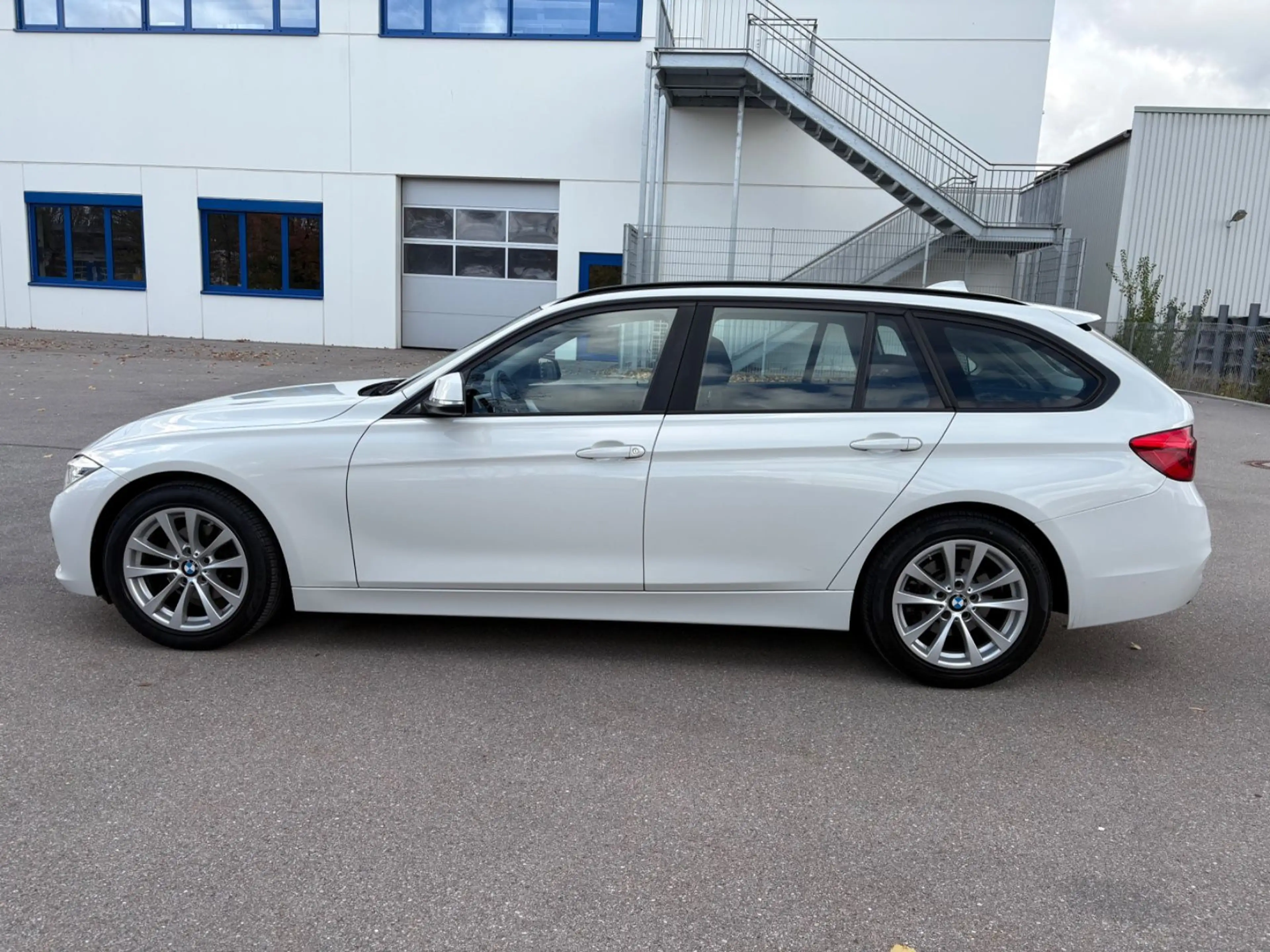 BMW 320 i Touring Aut.~ Navi ~ 73.000 Km ~ LED ~ 2.Hd — photo 3