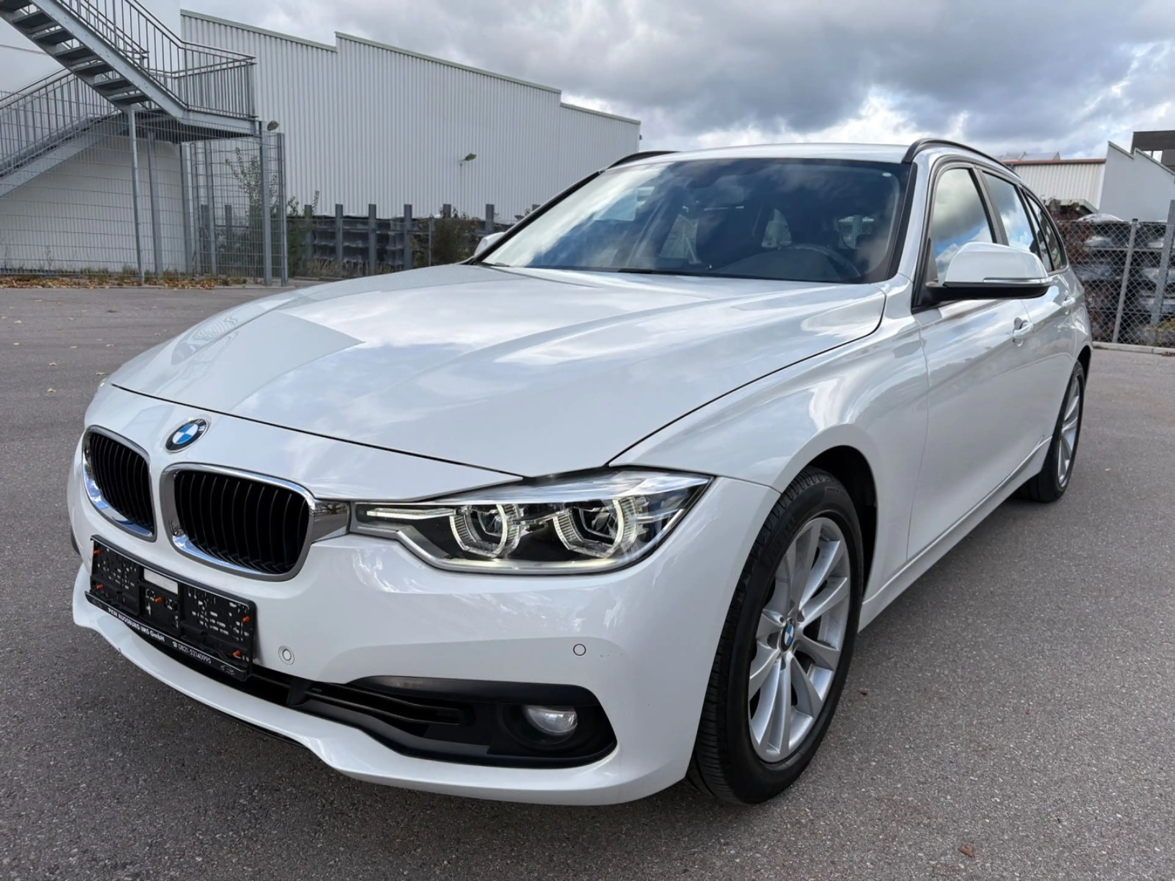 BMW 320 i Touring Aut.~ Navi ~ 73.000 Km ~ LED ~ 2.Hd