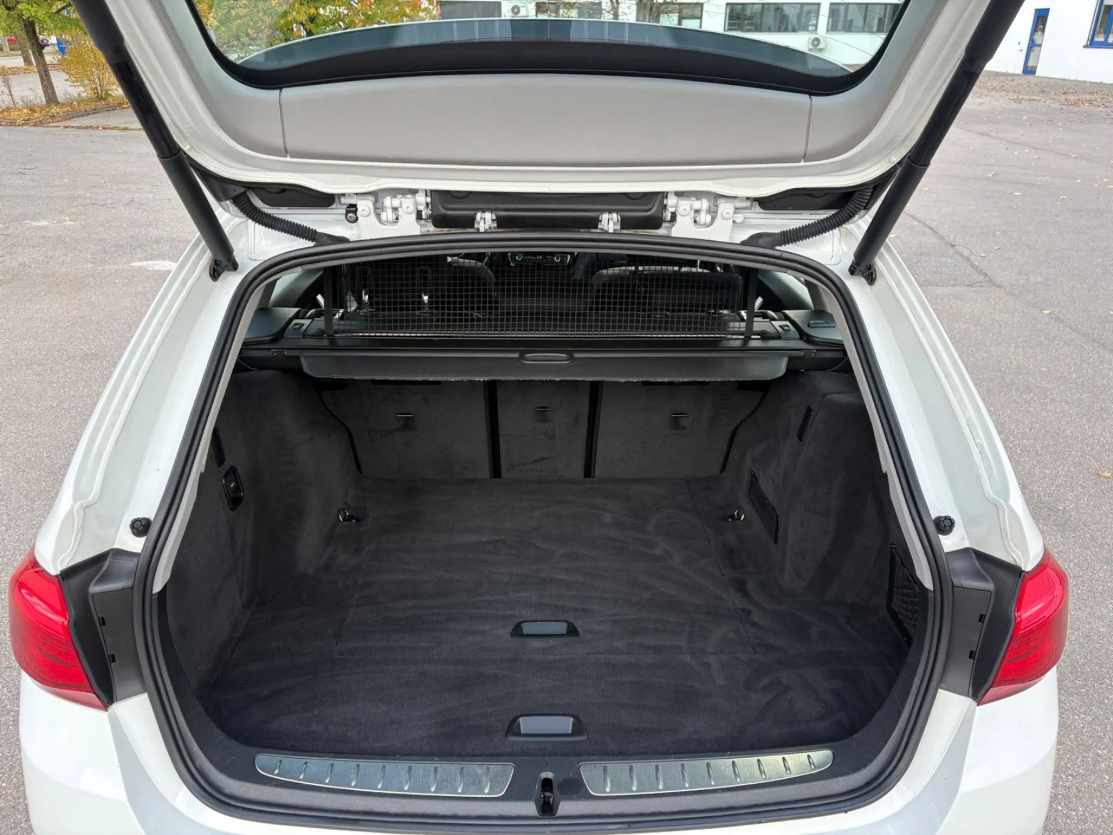BMW 320 i Touring Aut.~ Navi ~ 73.000 Km ~ LED ~ 2.Hd — photo 14