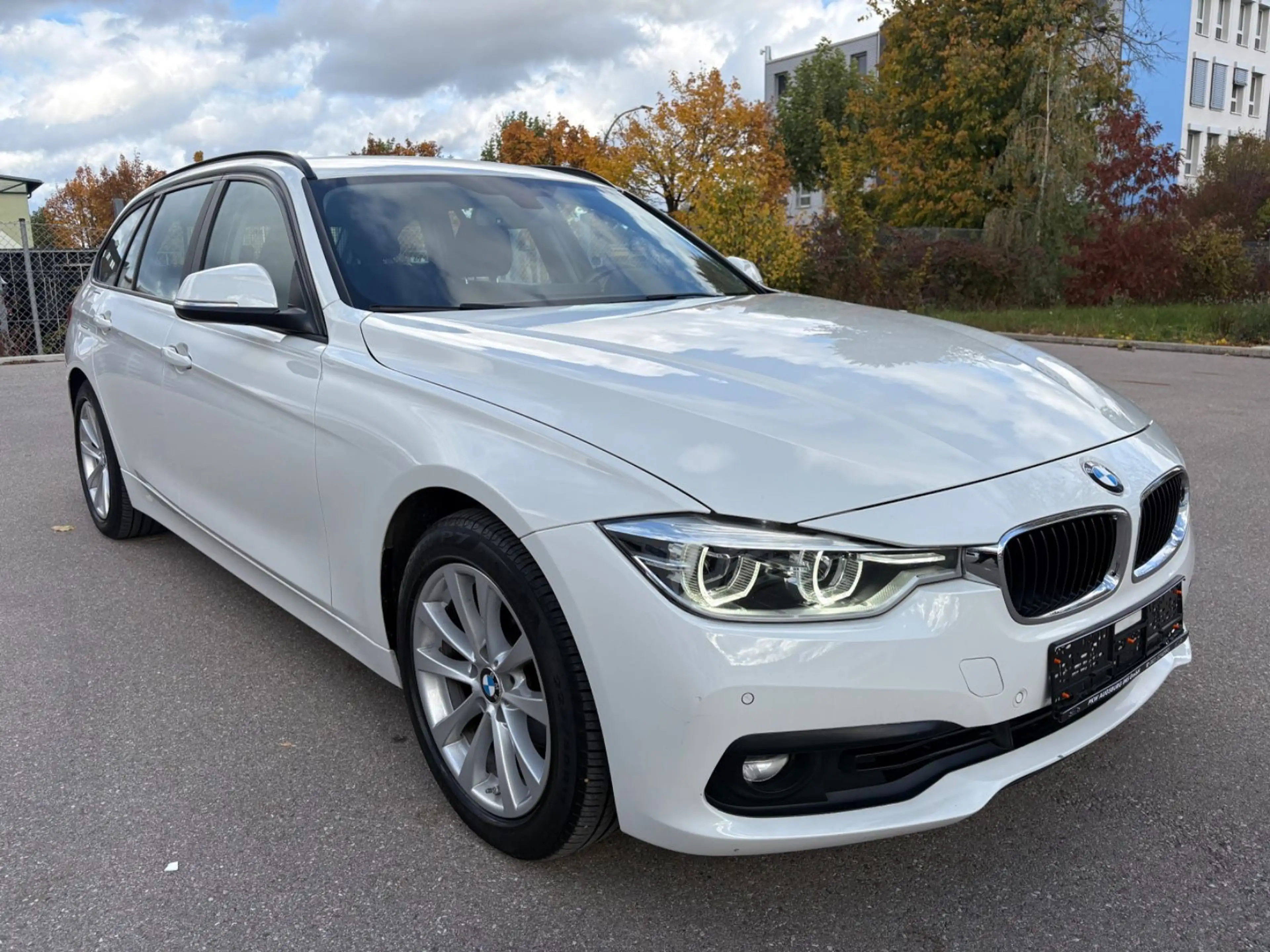 BMW 320 i Touring Aut.~ Navi ~ 73.000 Km ~ LED ~ 2.Hd — photo 8