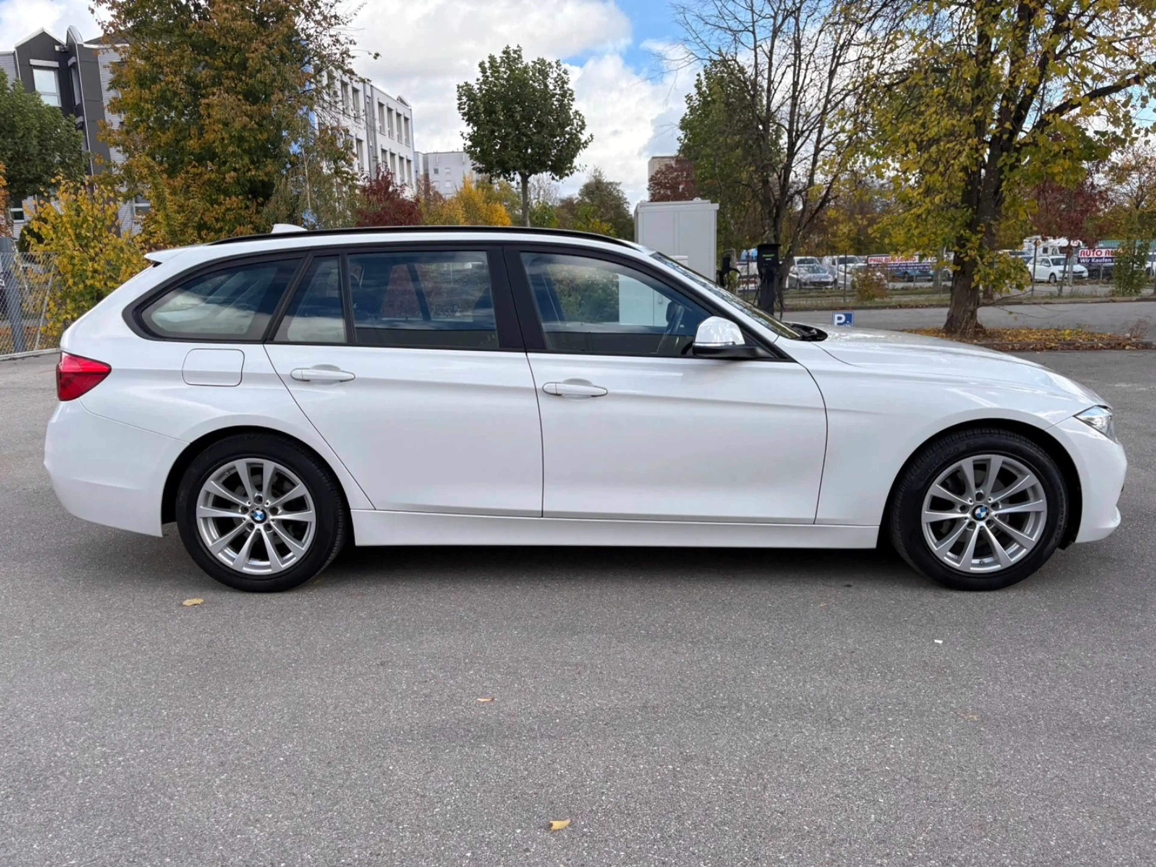 BMW 320 i Touring Aut.~ Navi ~ 73.000 Km ~ LED ~ 2.Hd — photo 7