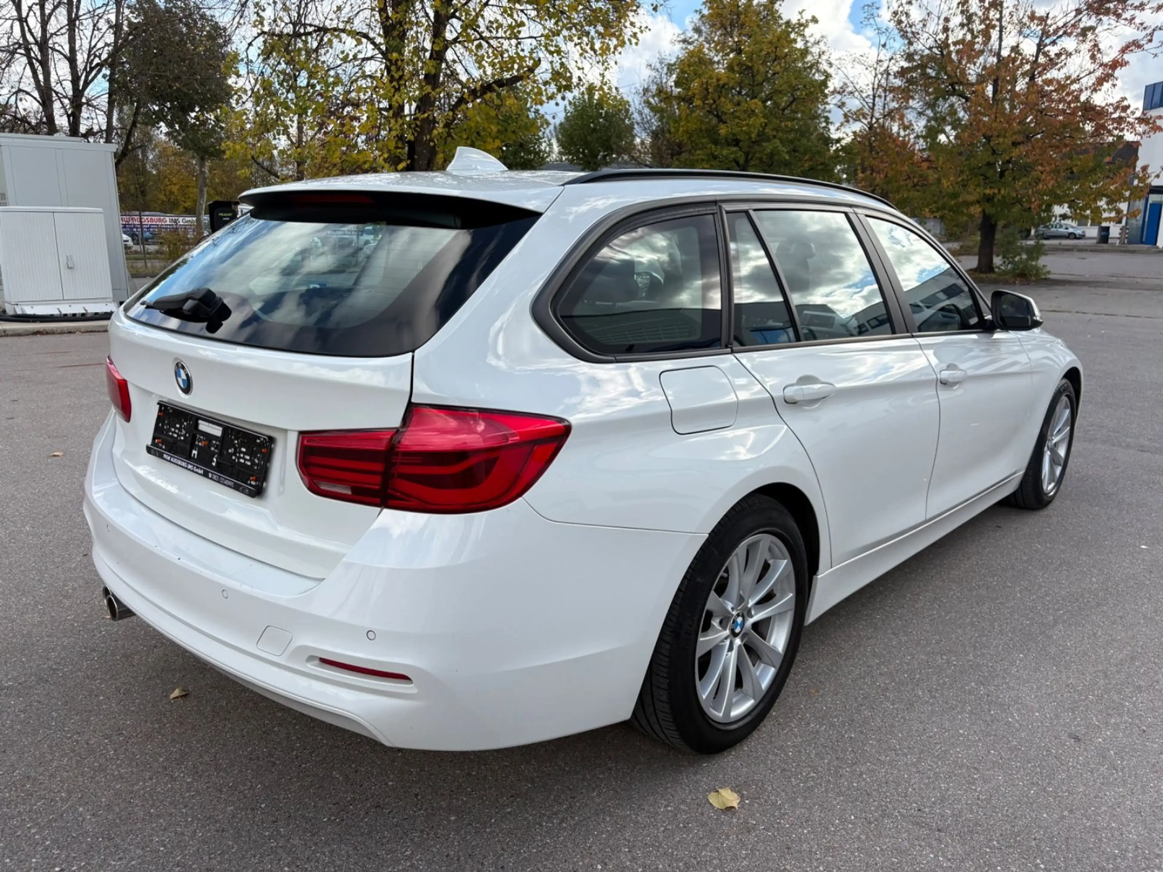 BMW 320 i Touring Aut.~ Navi ~ 73.000 Km ~ LED ~ 2.Hd — photo 6