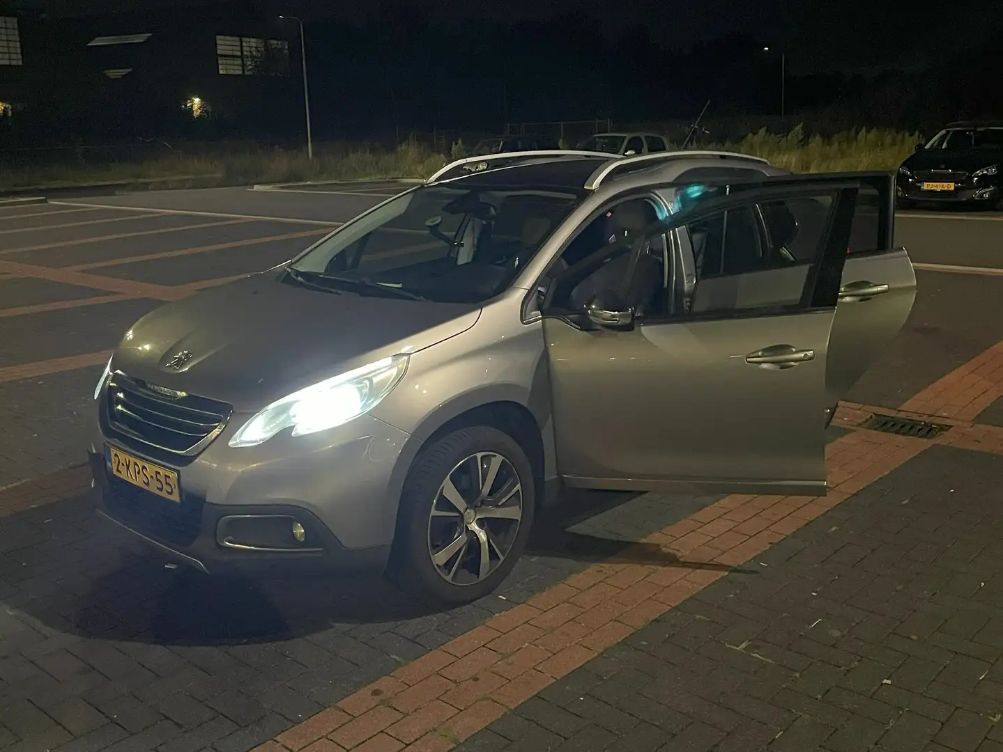 Peugeot 2008 2008 1.6 VTi Féline Срібний - 2