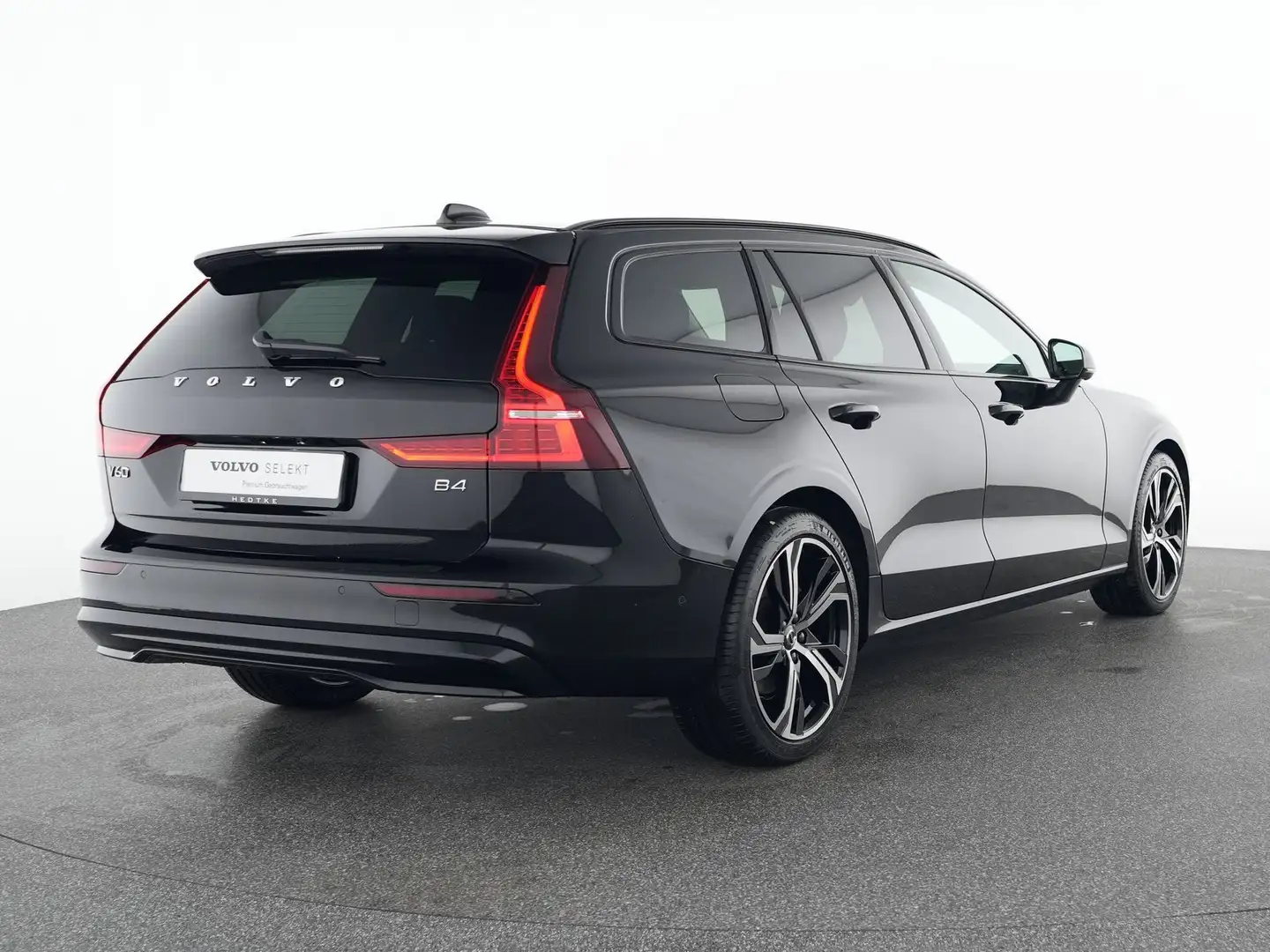 Volvo V60 B4 Benzin Geartronic Plus Dark 19"+PANO+360° Schwarz - 2