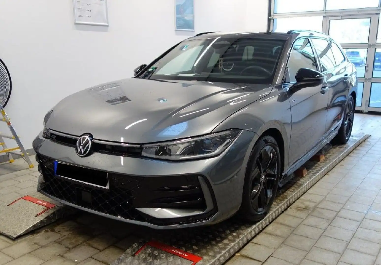 Volkswagen Passat Variant 2.0 TDI DSG R-Line IQ.Drive AHK Grau - 2